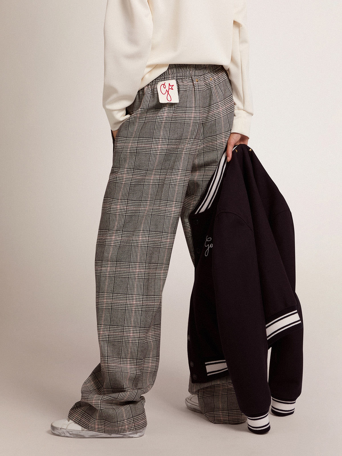 Women's joggers in gray and white Prince of Wales check - 4