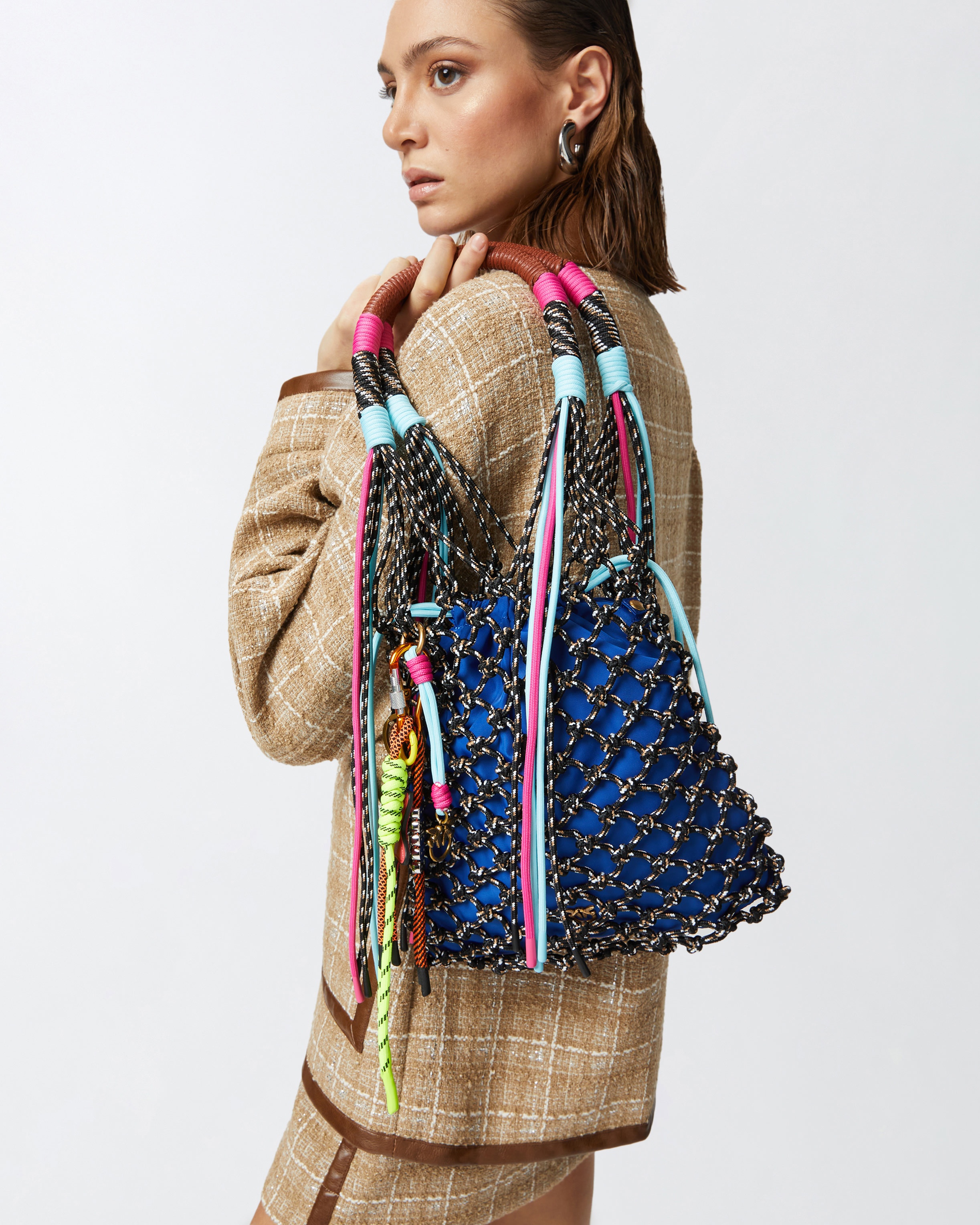 MEDIUM MULTICOLOR MESH HANDBAG WITH DRAWSTRINGS AND LOGO CHARM - 6