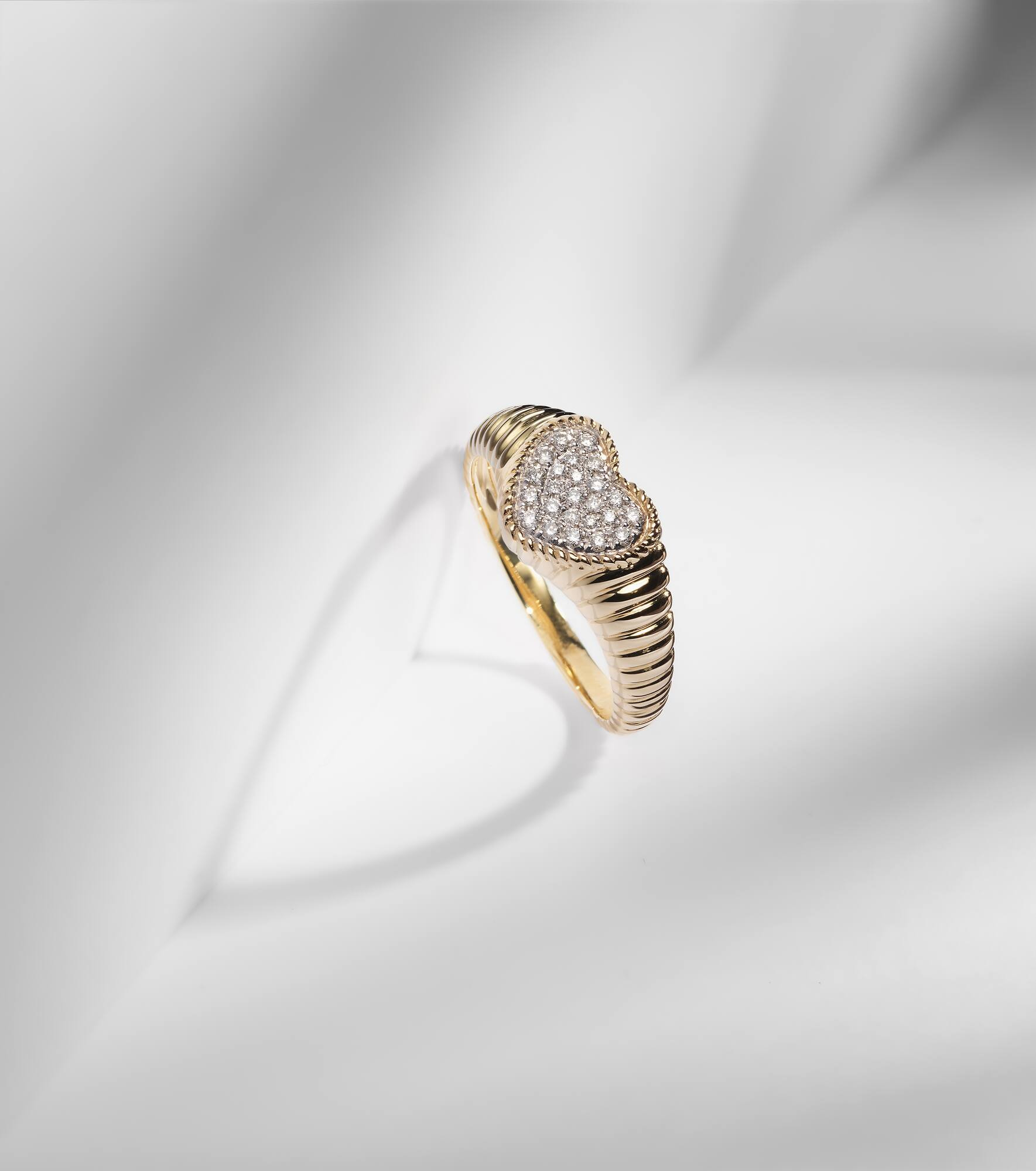 Baby 9kt gold pinky ring with diamonds - 5