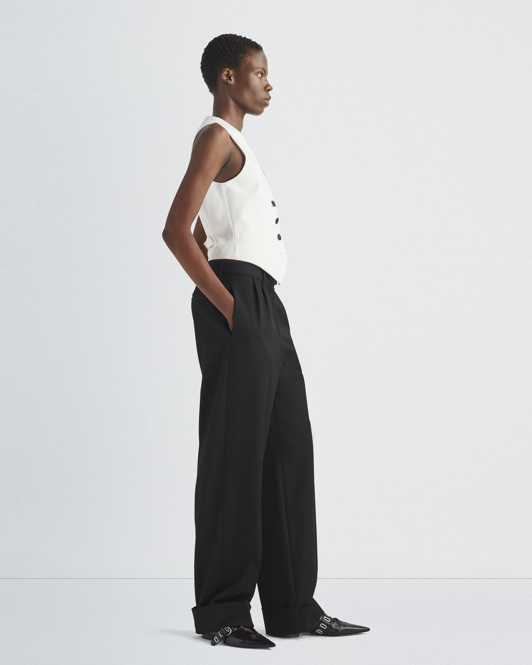 Priya Ponte Vest
Tailored Fit - 4