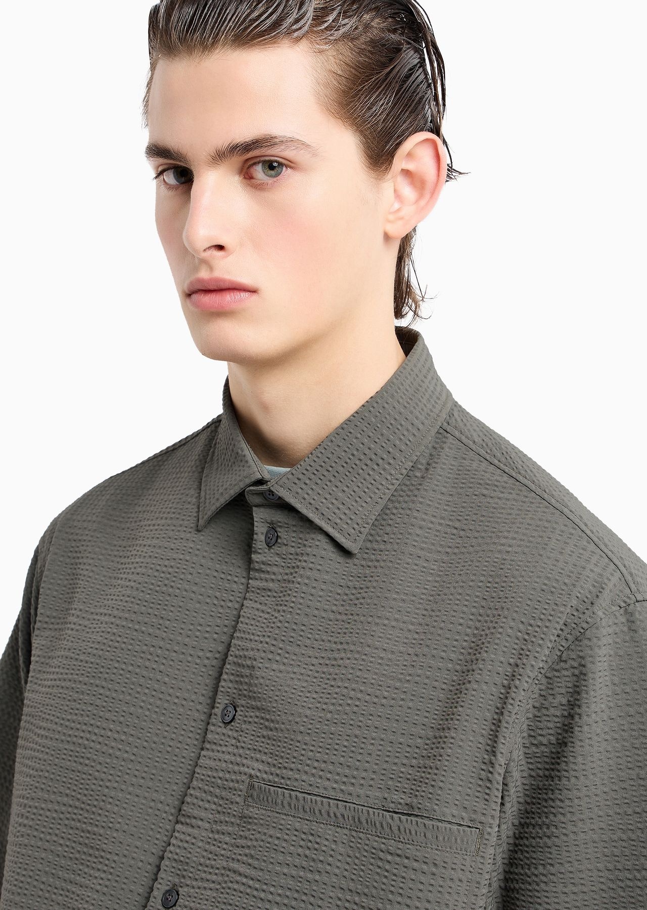 Short-sleeved oversized shirt in technical seersucker - 9