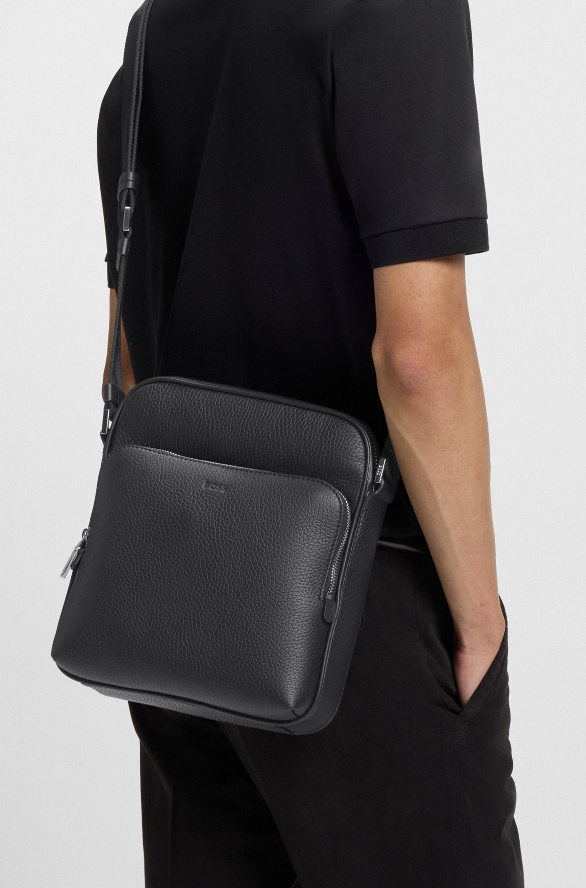 REPORTER BAG IN GRAINED ITALIAN LEATHER WITH EMBOSSED LOGO - 4