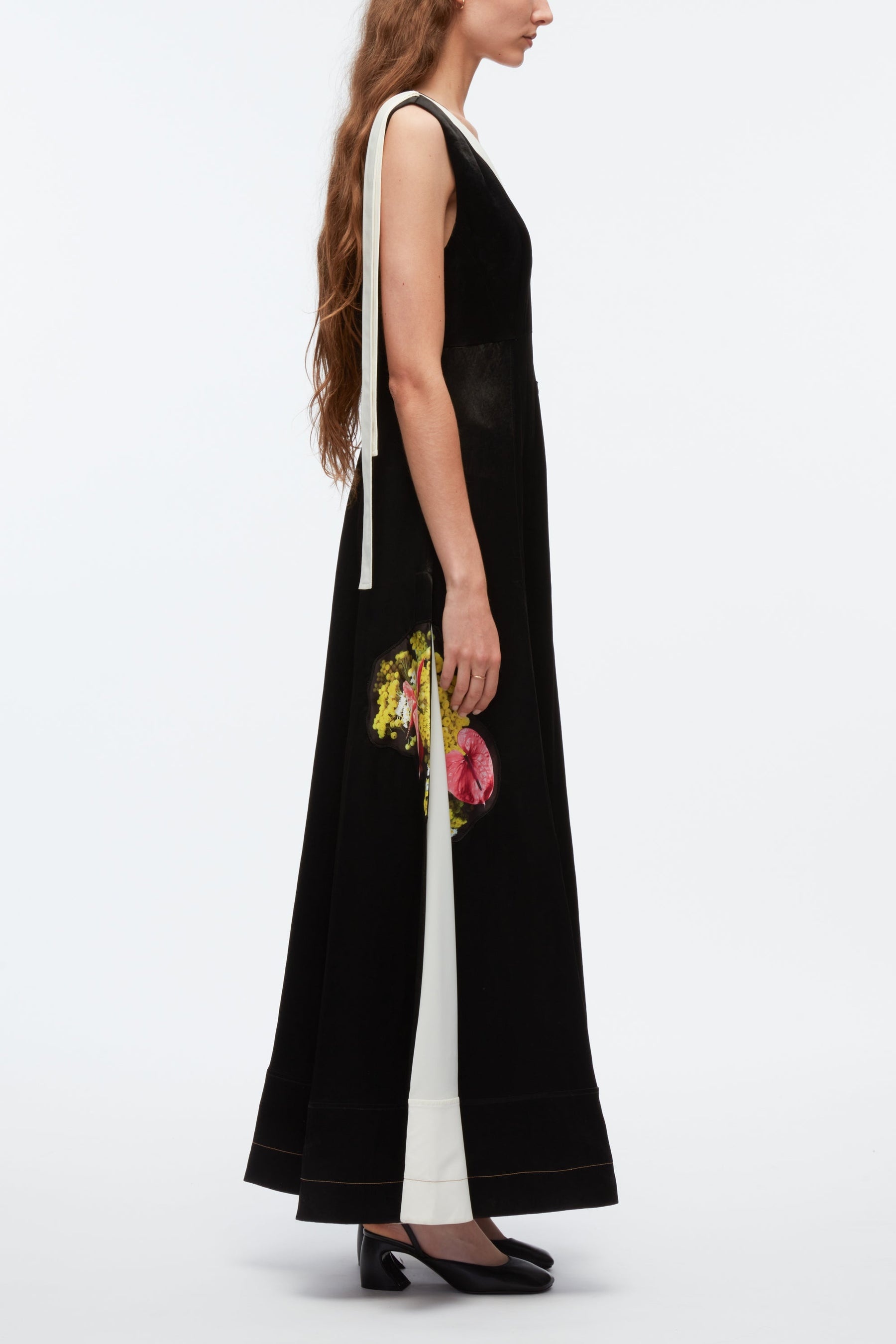 Floral Bouquet Appliqué Sleeveless Gown With Combo - 2