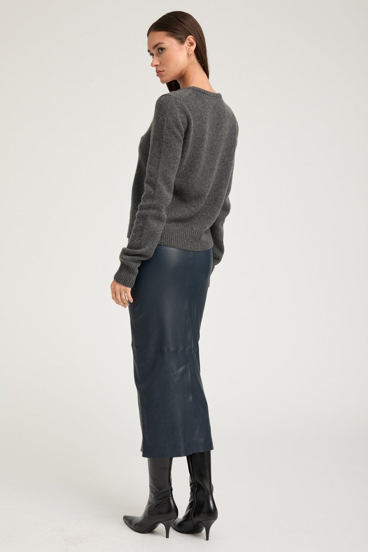 CHARCOAL CASHMERE HEAVY V-NECK SWEATER - 3