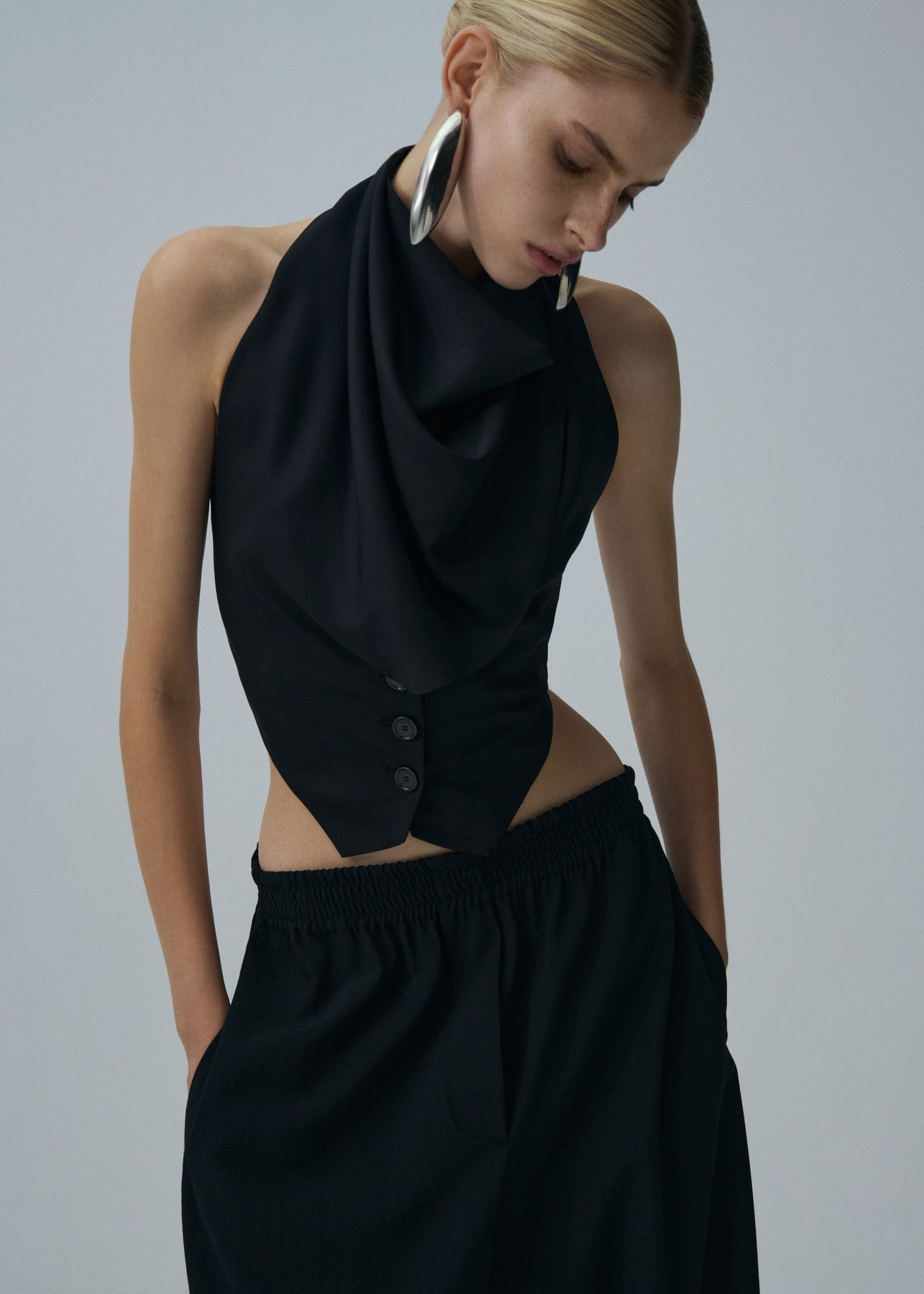 Elastic waistband trousers in black - 5