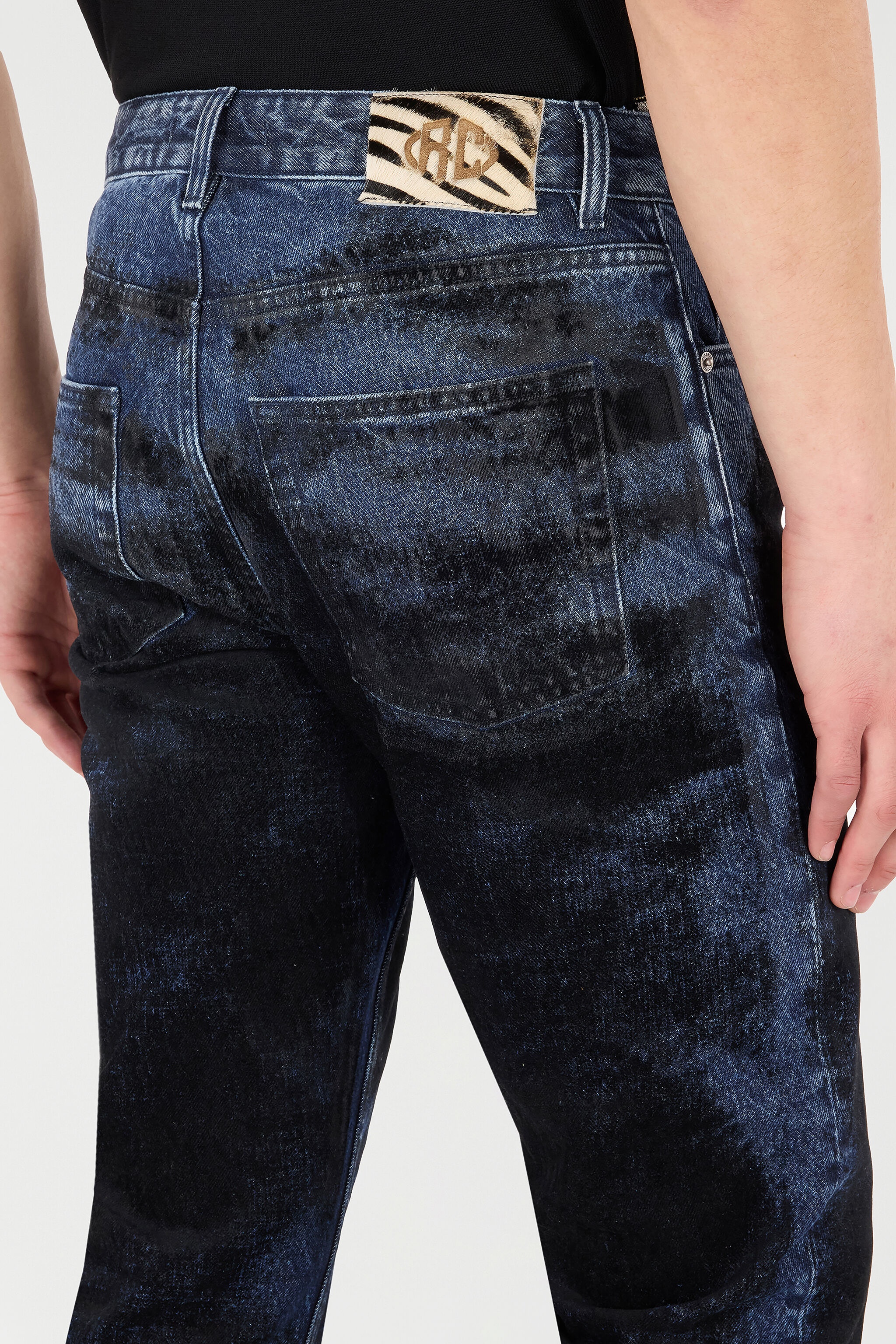Jeans With Contrasting Discoloration Detailing - 6