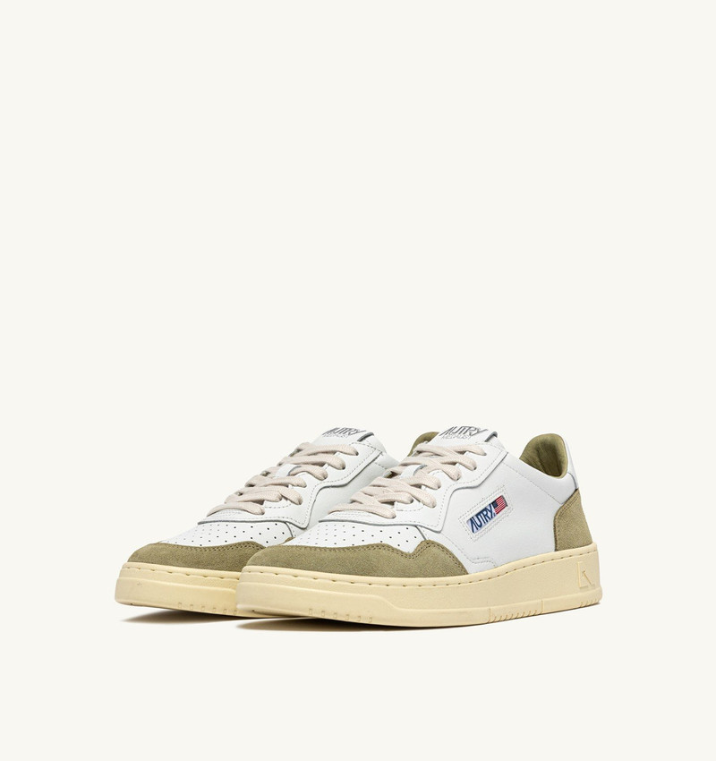 AUTRY MEDALIST LOW SNEAKERS IN WHITE LEATHER AND GRAY GREEN SUEDE outlook