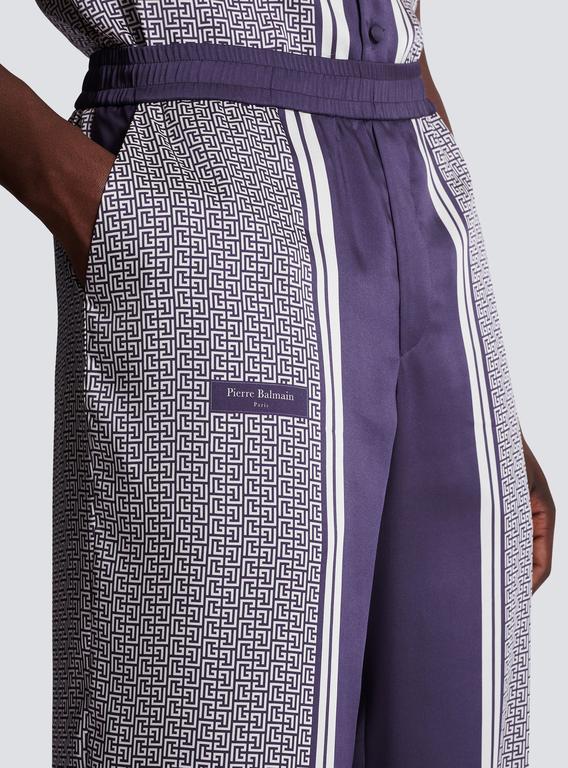 Monogrammed casual trousers - 6