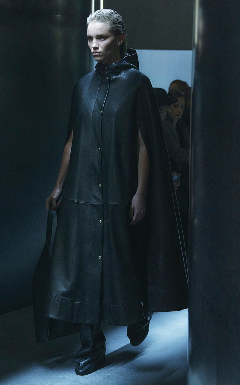 KHAITE Sara Leather Tote black outlook