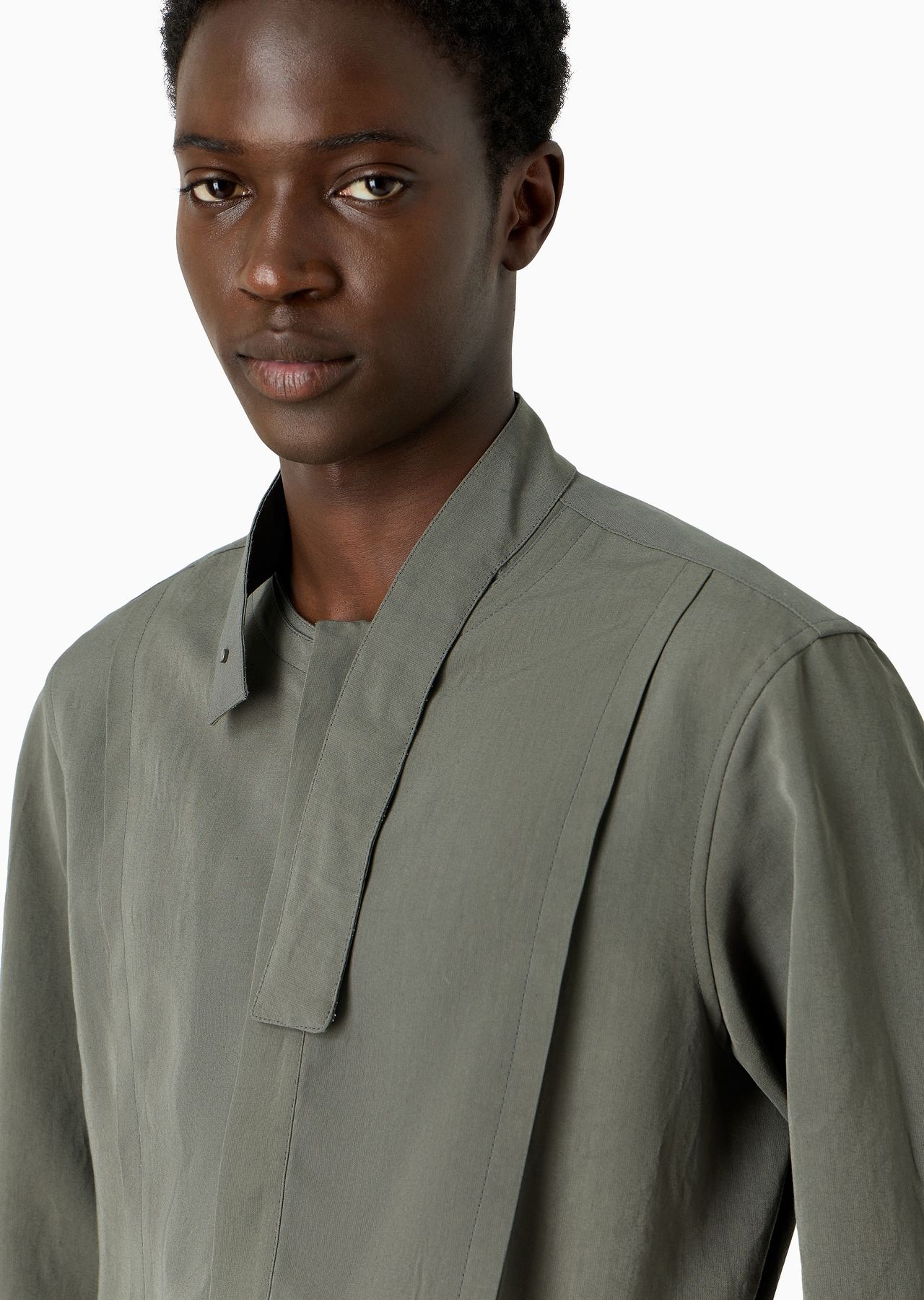 Flowing viscose crêpe shirt with guru collar and strap - 5