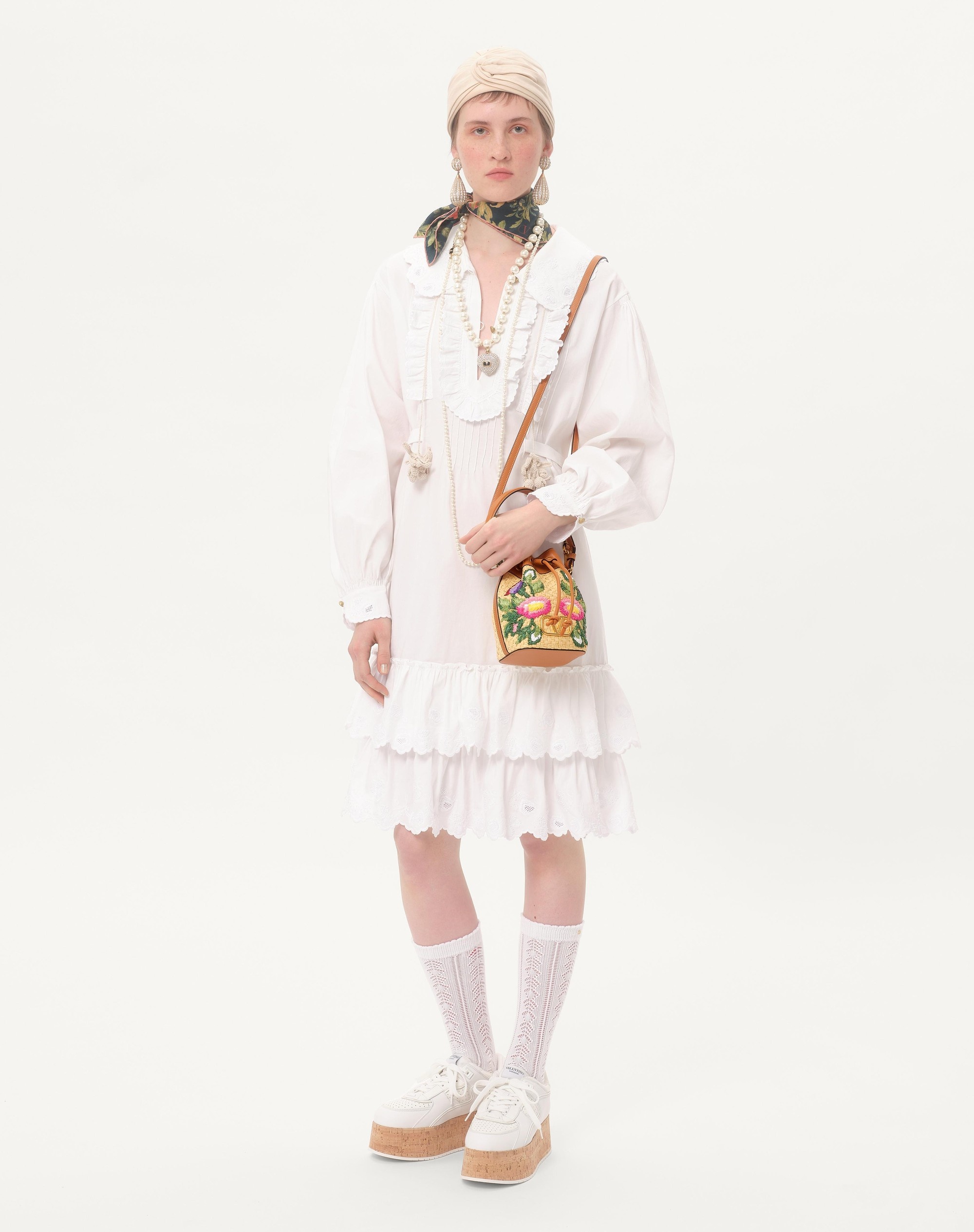 VLOGO SIGNATURE MINI BUCKET BAG IN RAFFIA WITH FLORAL EMBROIDERY - 2