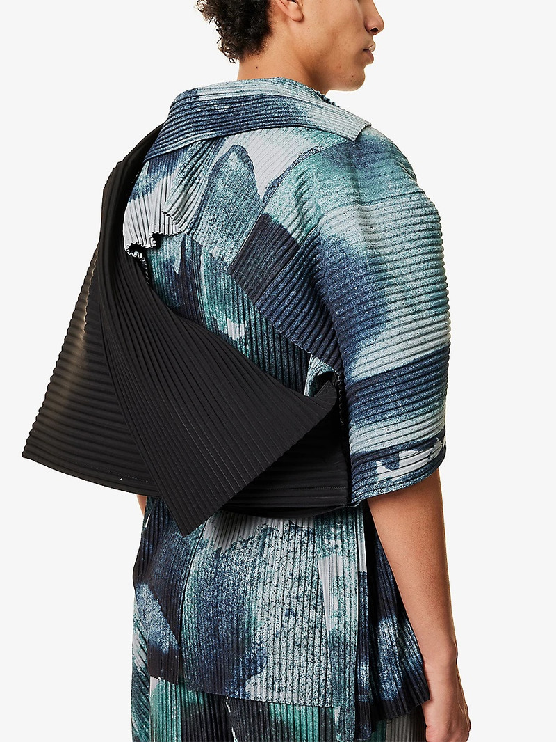 ISSEY MIYAKE Overlap Plisse Knitted Tote Bag outlook