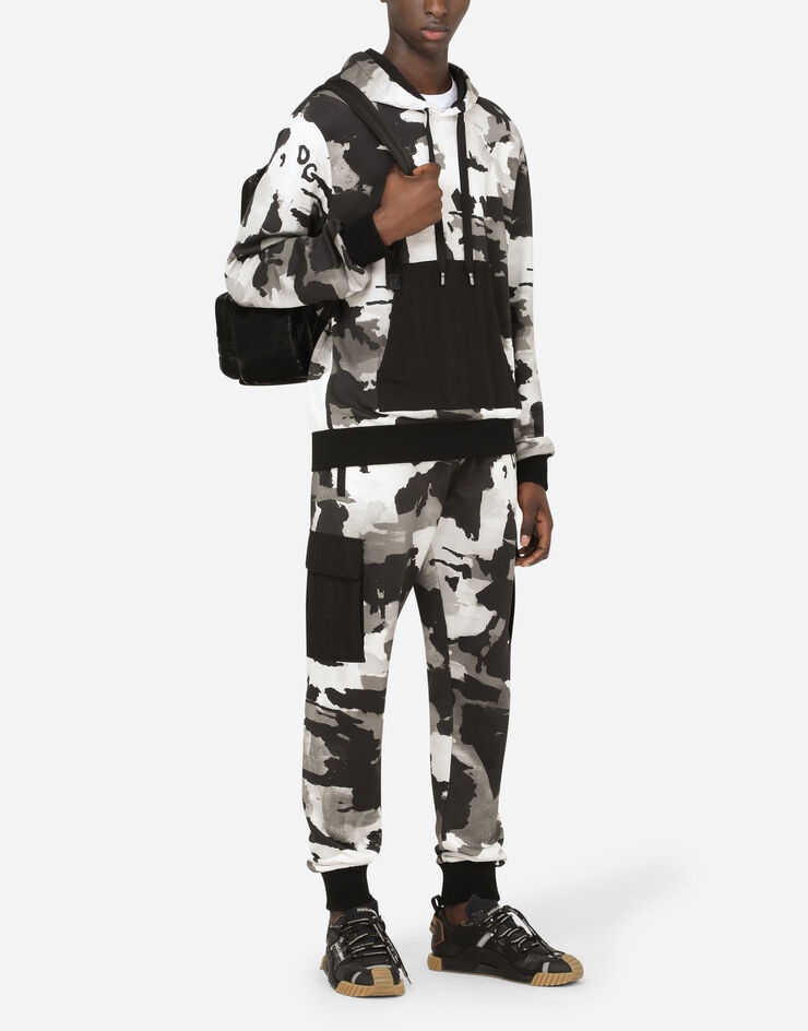 Camouflage jogging pants with patch embellishment - 6