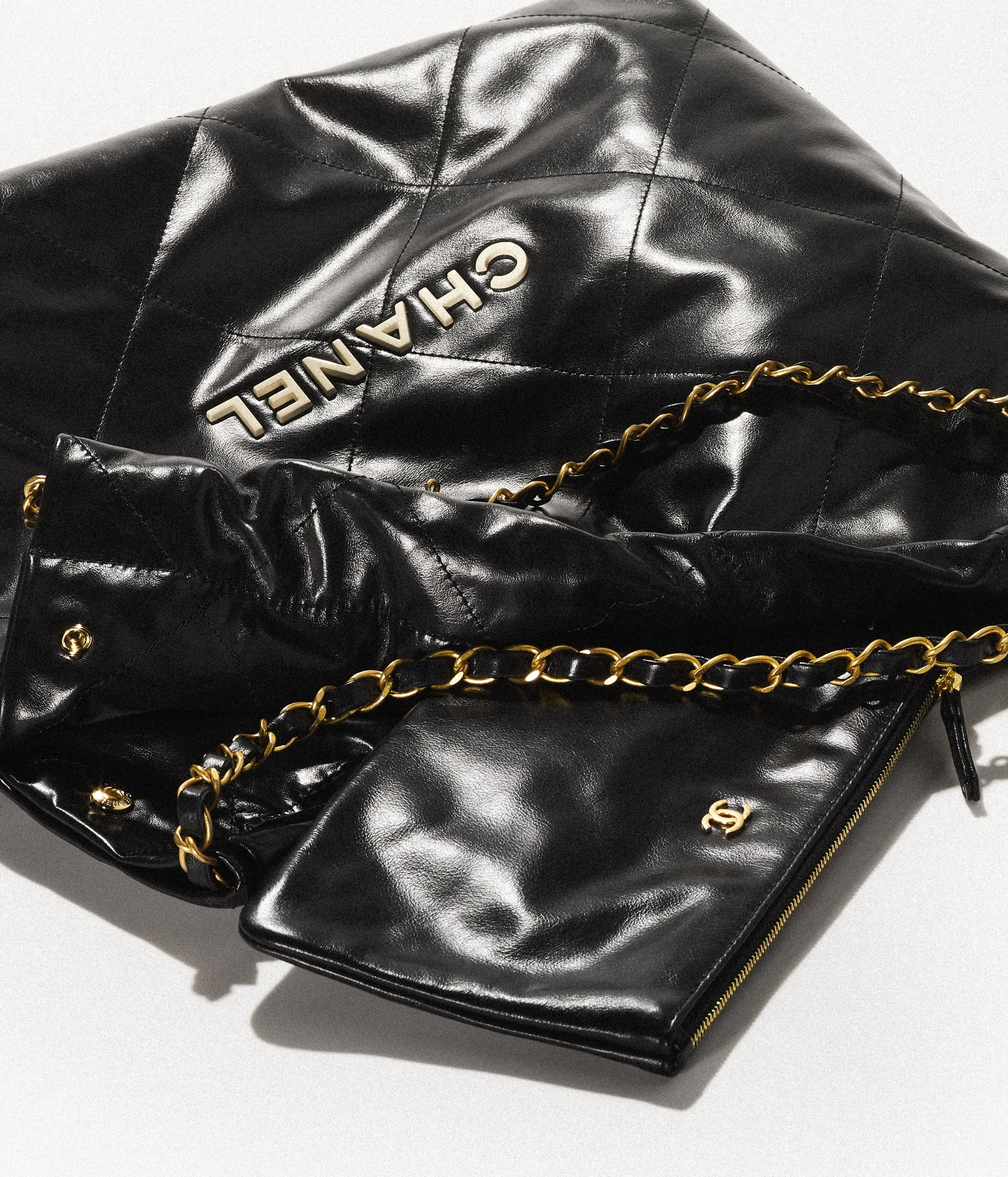 CHANEL 22 Handbag - 3