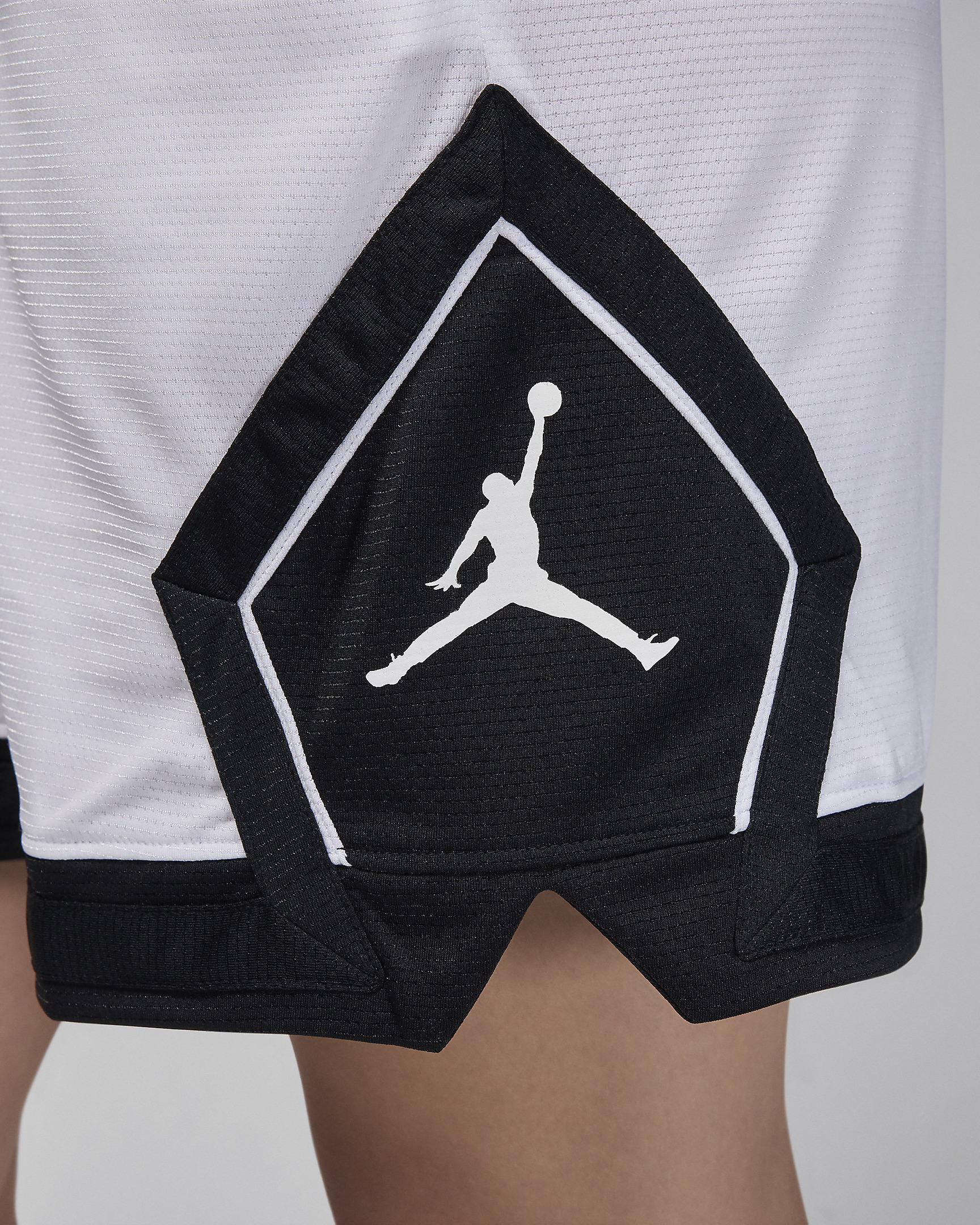 Jordan Sport Women's 4" Diamond Shorts - 6