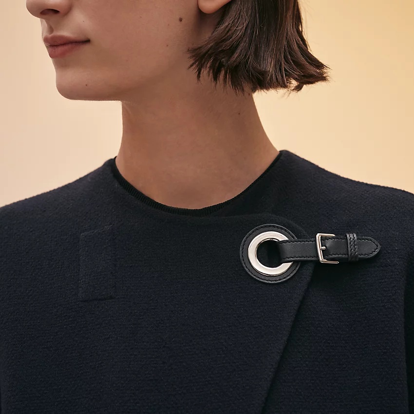 Coat with eyelet closure - 3