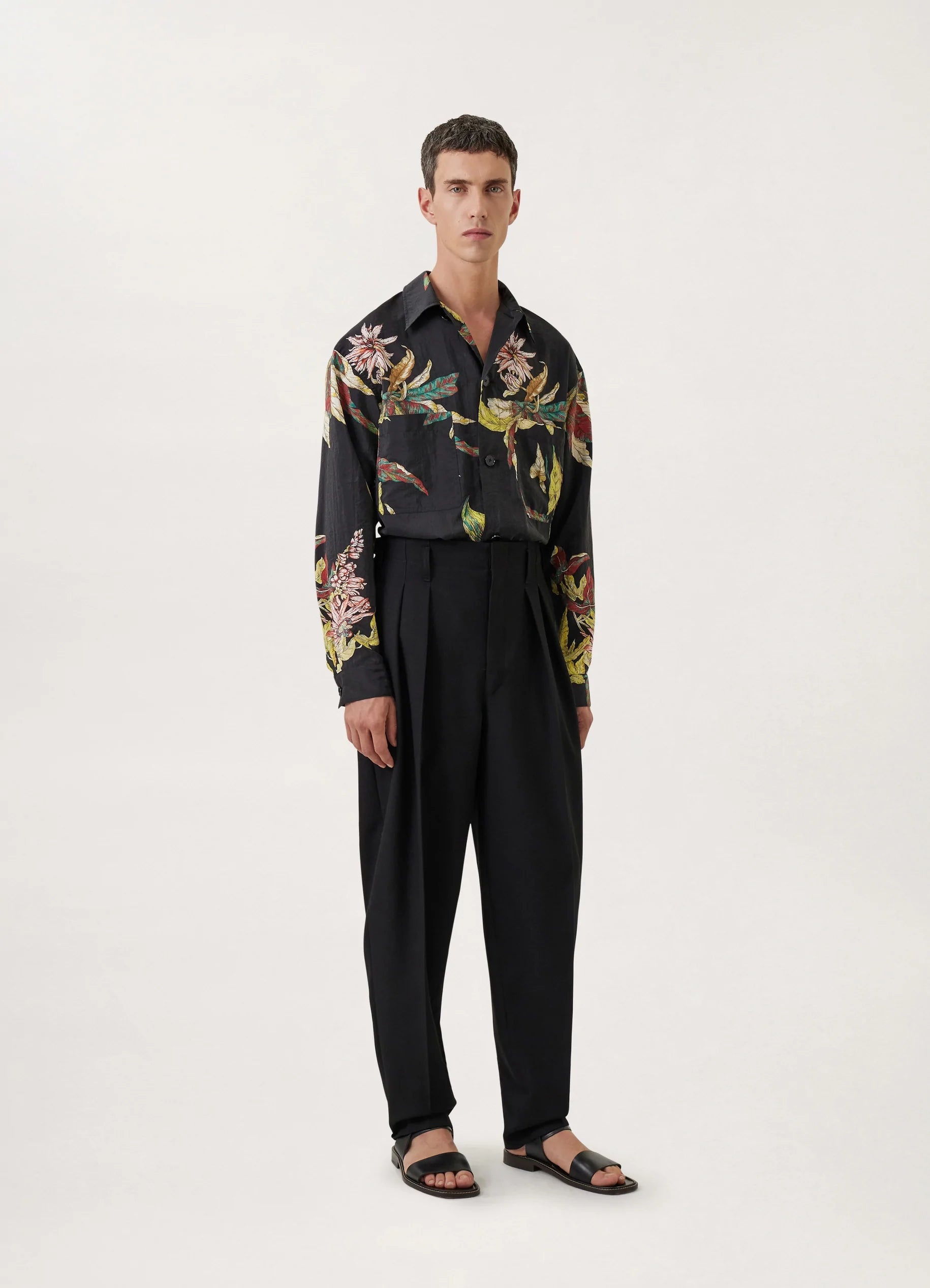PLEATED TAPERED PANTS
WOOL GABARDINE - 2