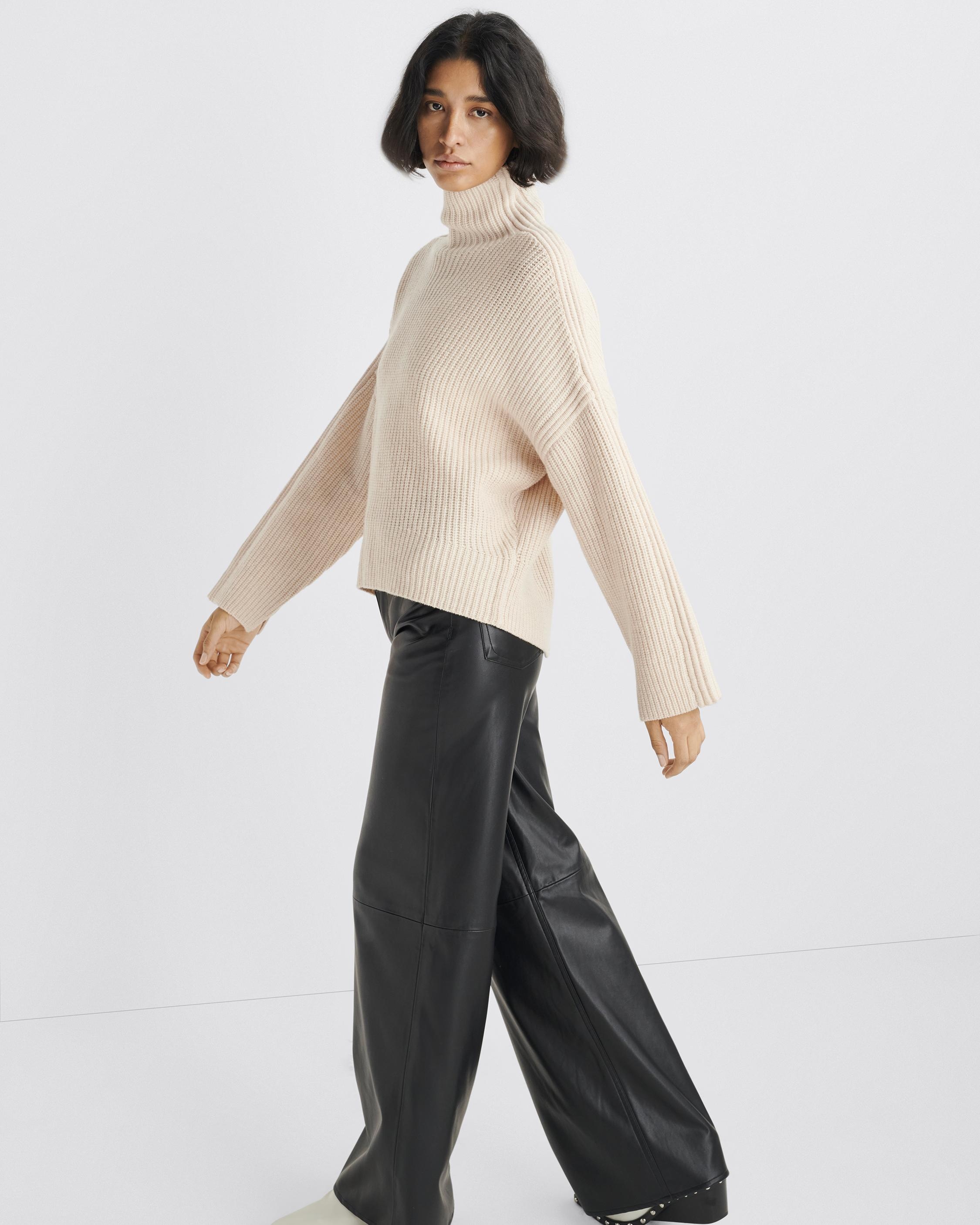 Connie Wool Turtleneck
Oversized Fit - 2