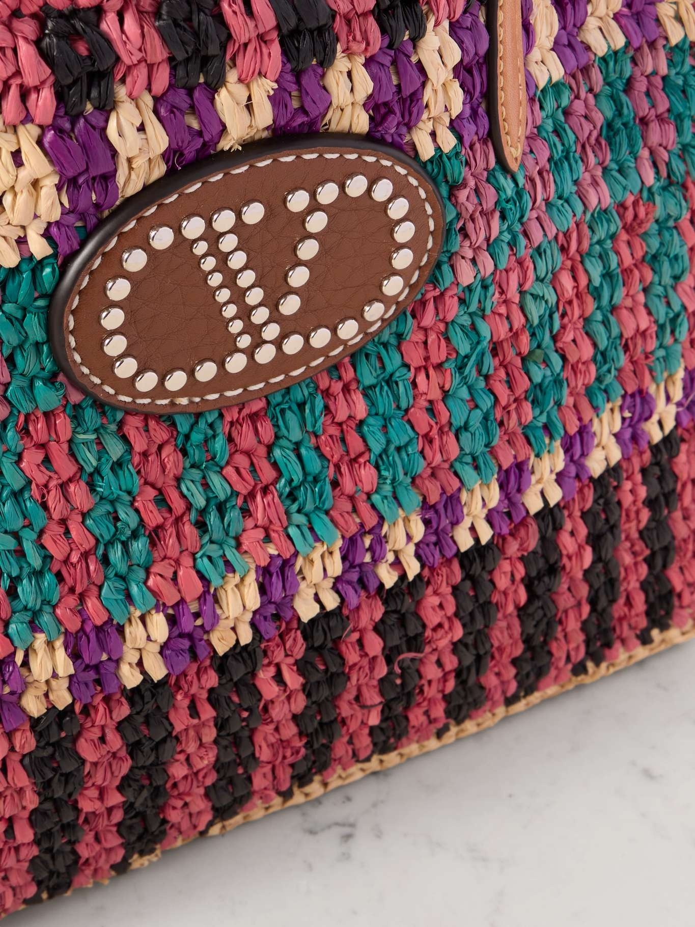 VLogo studded leather-trimmed raffia tote Multi - 4
