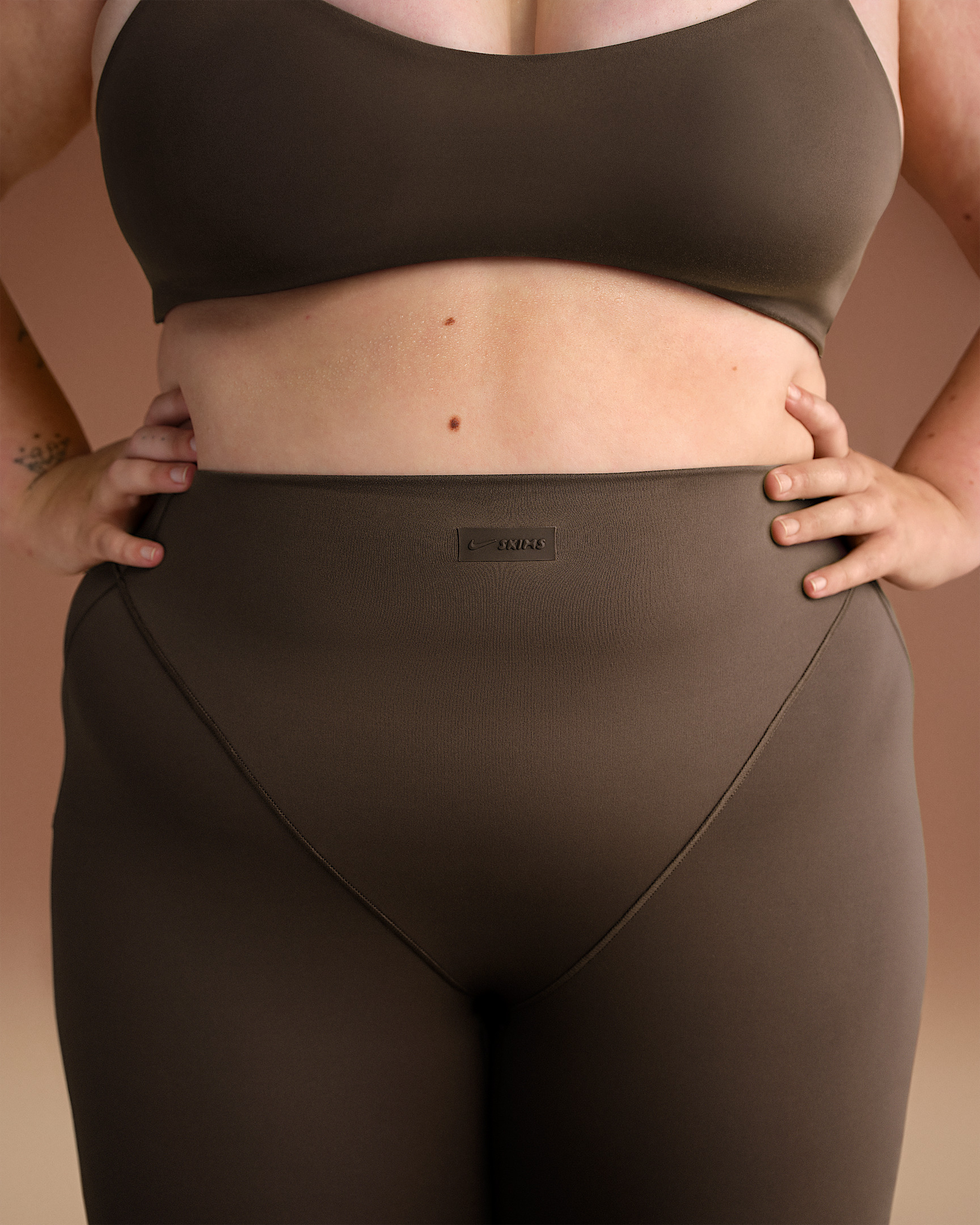 NikeSKIMS Matte Women's High-Waisted V-Line 26" Leggings - 10