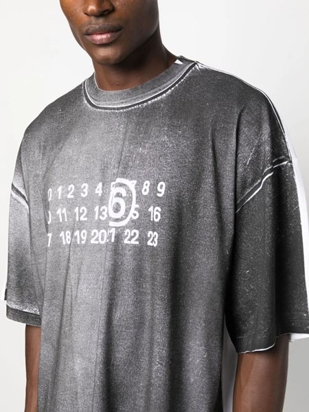 トップス MM6 Maison Margiela Oversize T-shirt MM6 Maison Margiela Oversized T-shirt With Graphic Print And