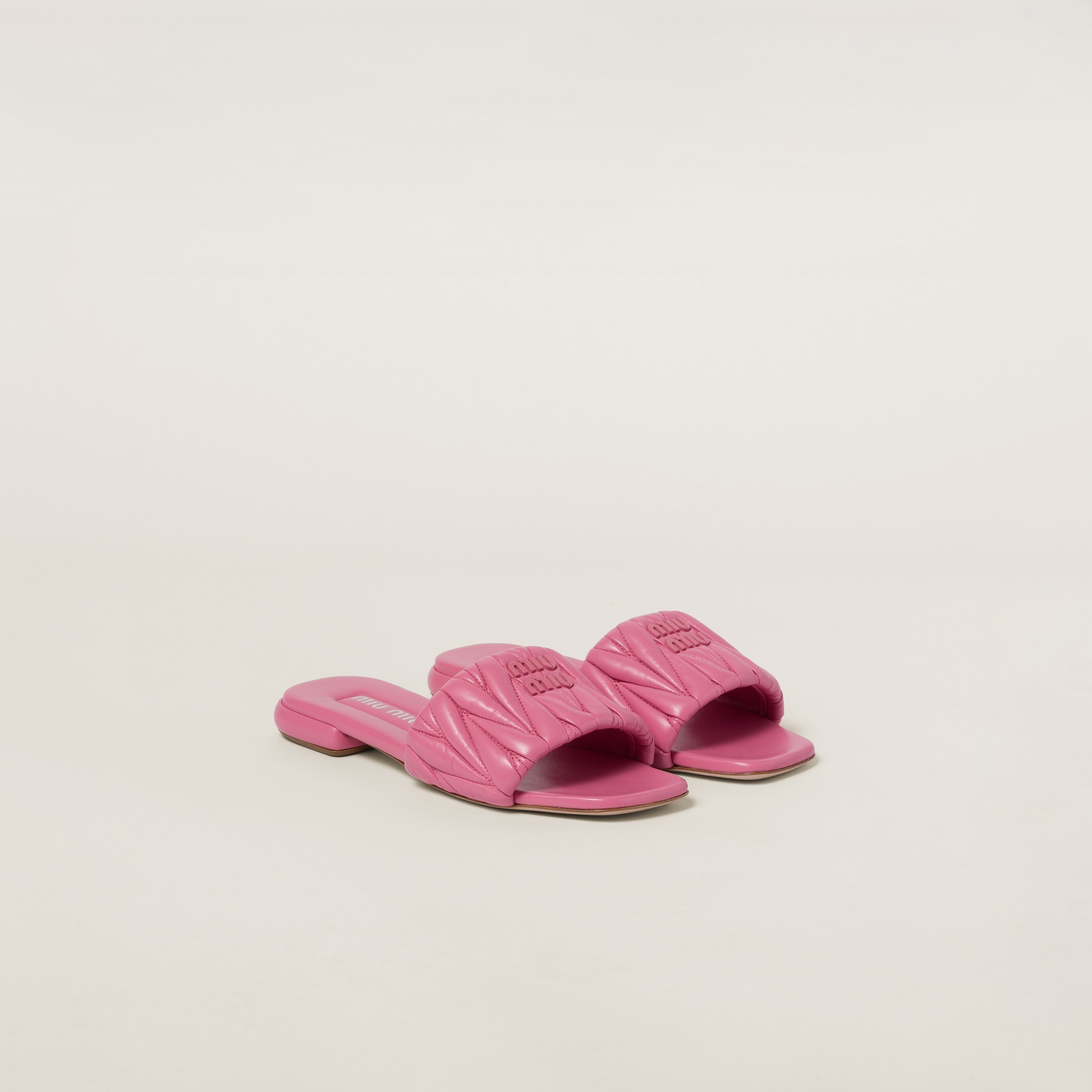 サンダル・ミュール MiuMiu Light pink nappa leather slippers Miu Miu Matelassé nappa leather slides | REVERSIBLE