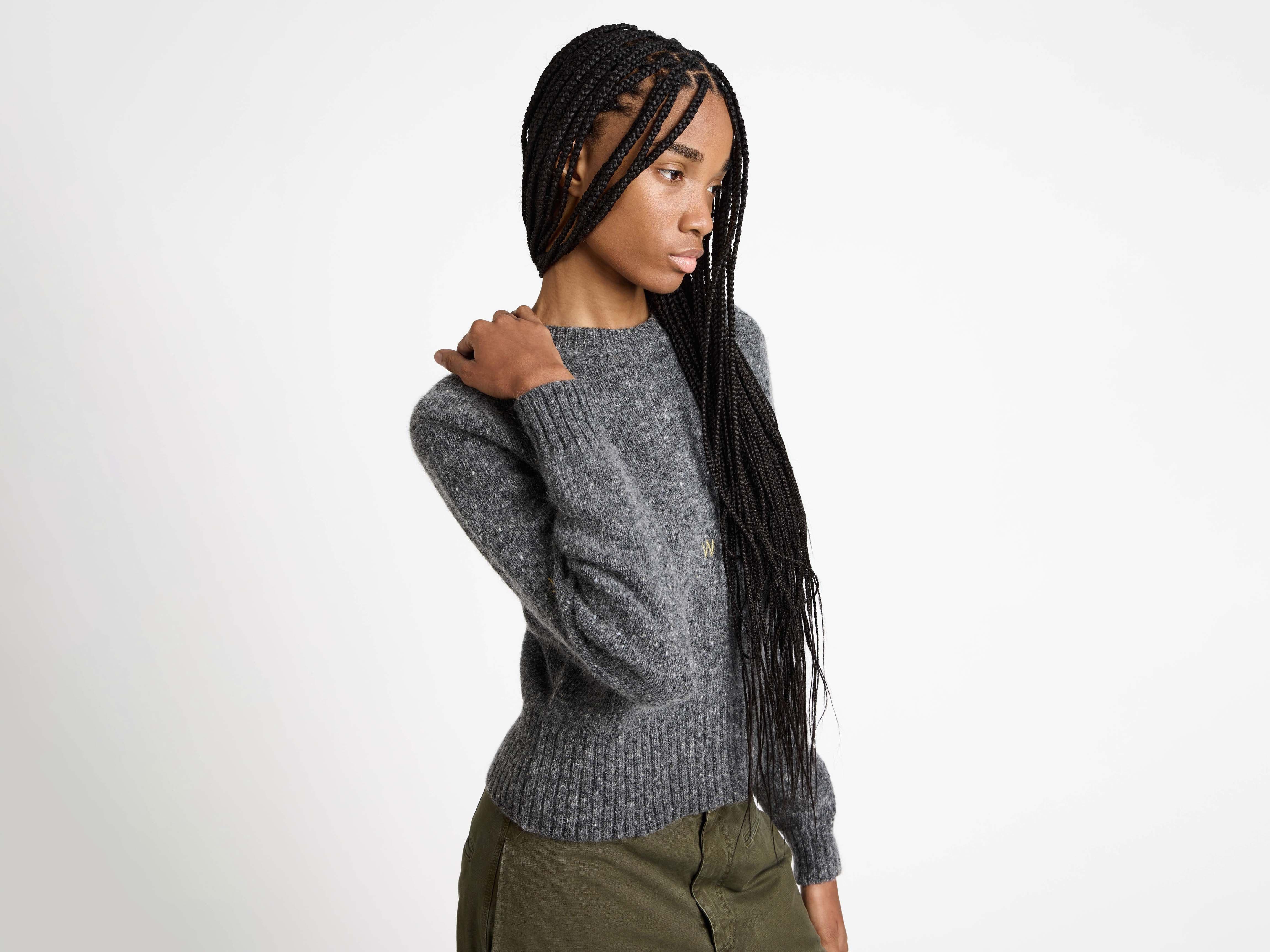 EMBROIDERED CREW NECK JUMPER IN CHARCOAL MELANGE - 5