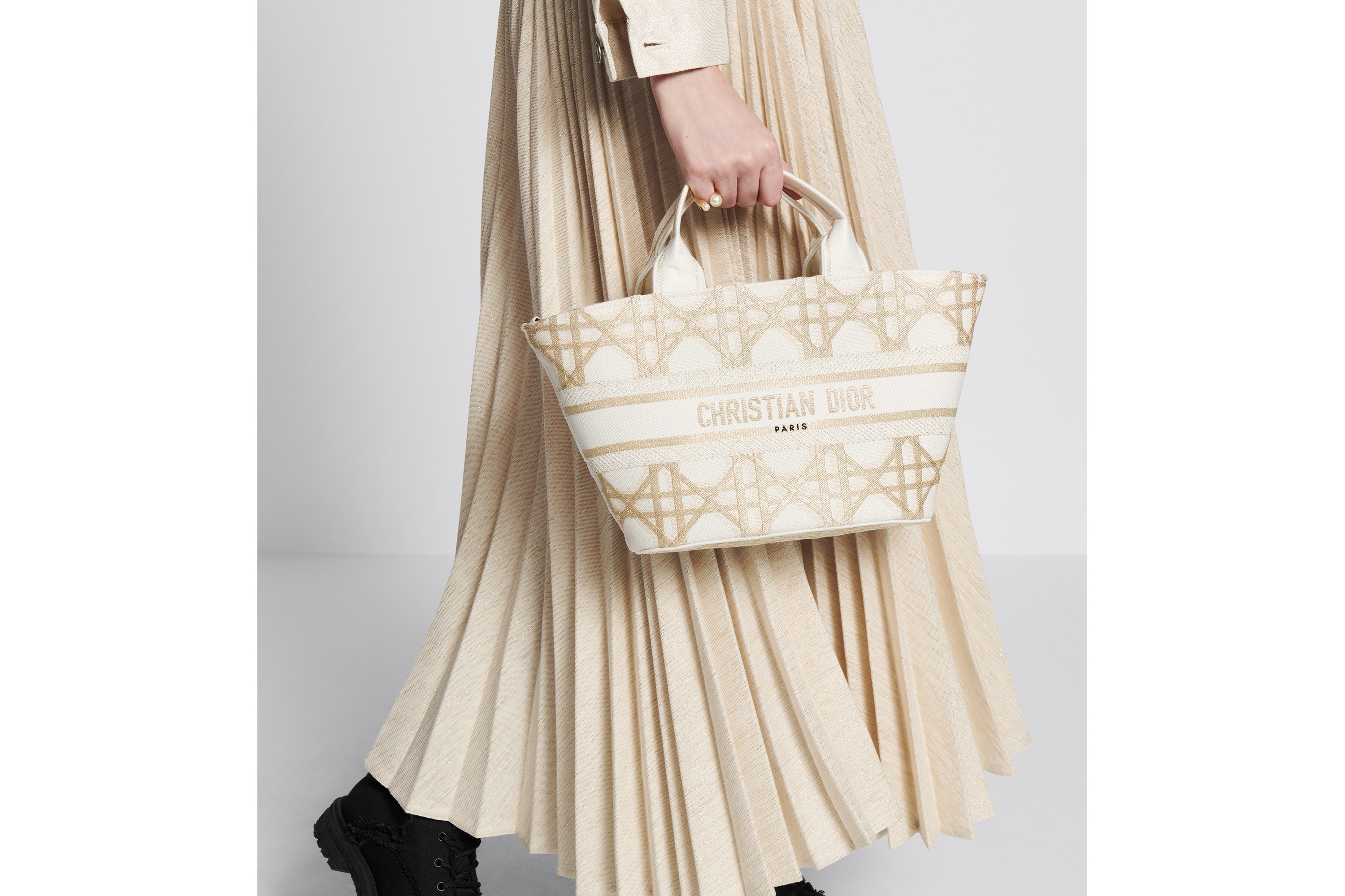 Dior Hat Basket Bag | dior | REVERSIBLE