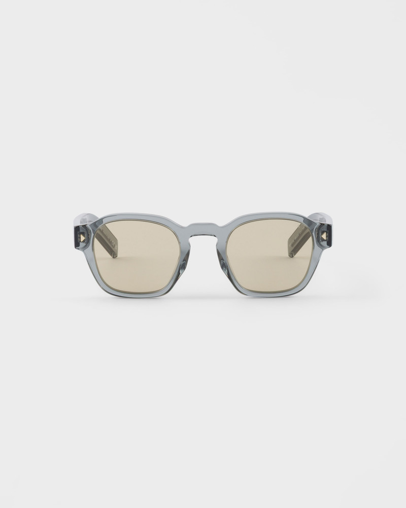 Sunglasses with the iconic metal plaque 1