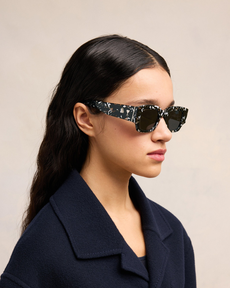 AMI Paris CLASSICAL AMI DE COEUR SUNGLASSES outlook
