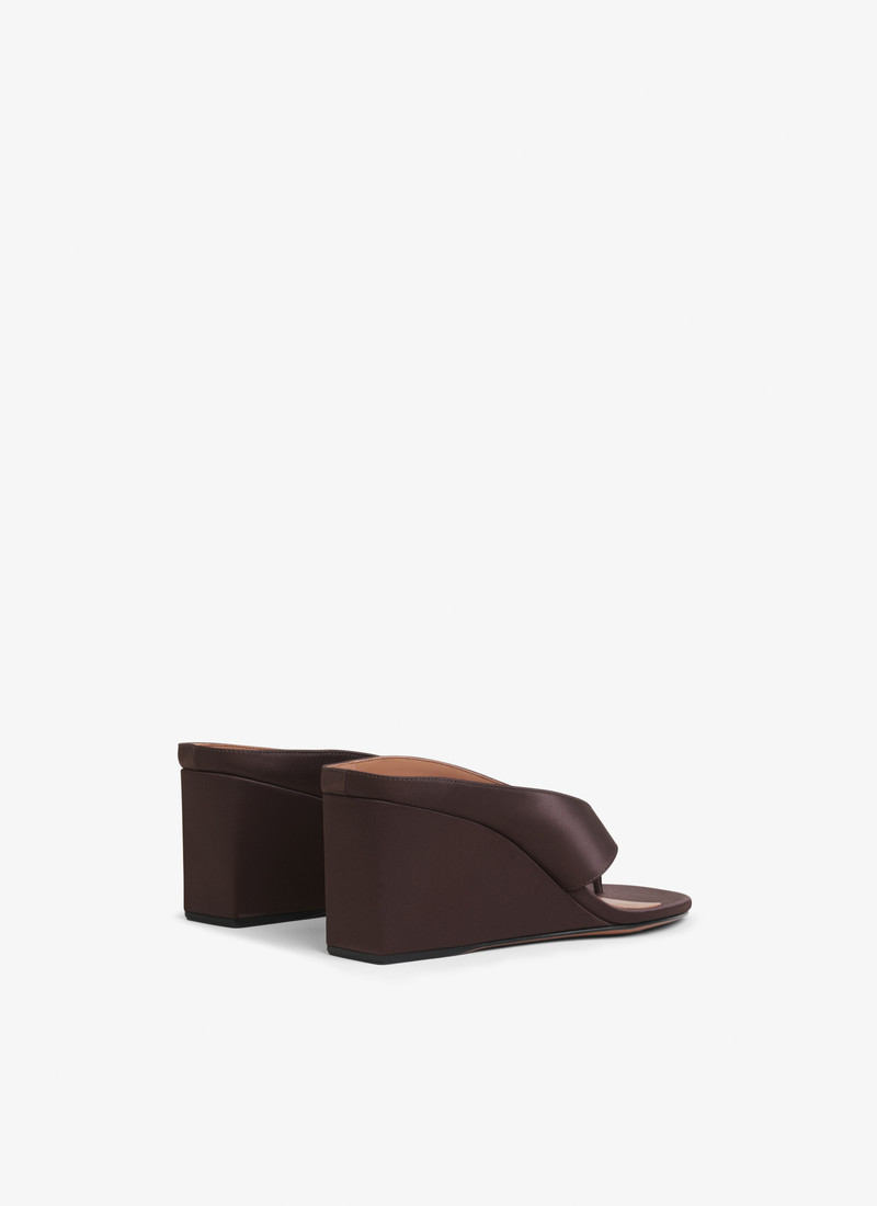 Alaïa CUBE THONG MULES IN SATIN outlook