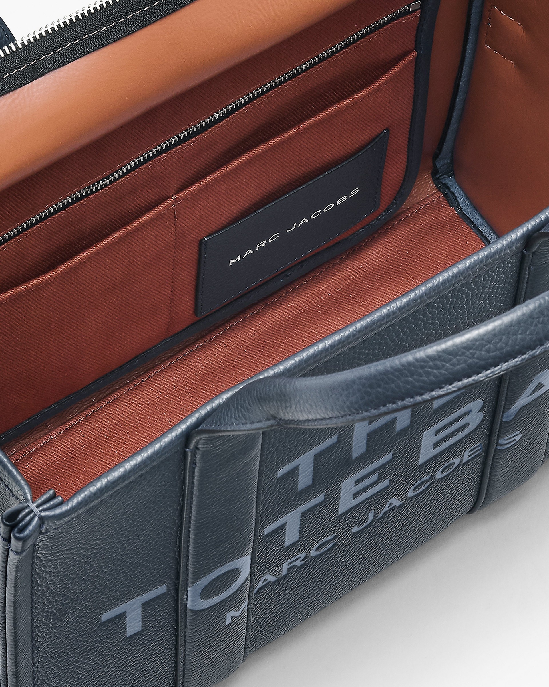 THE LEATHER MEDIUM TOTE BAG - 7