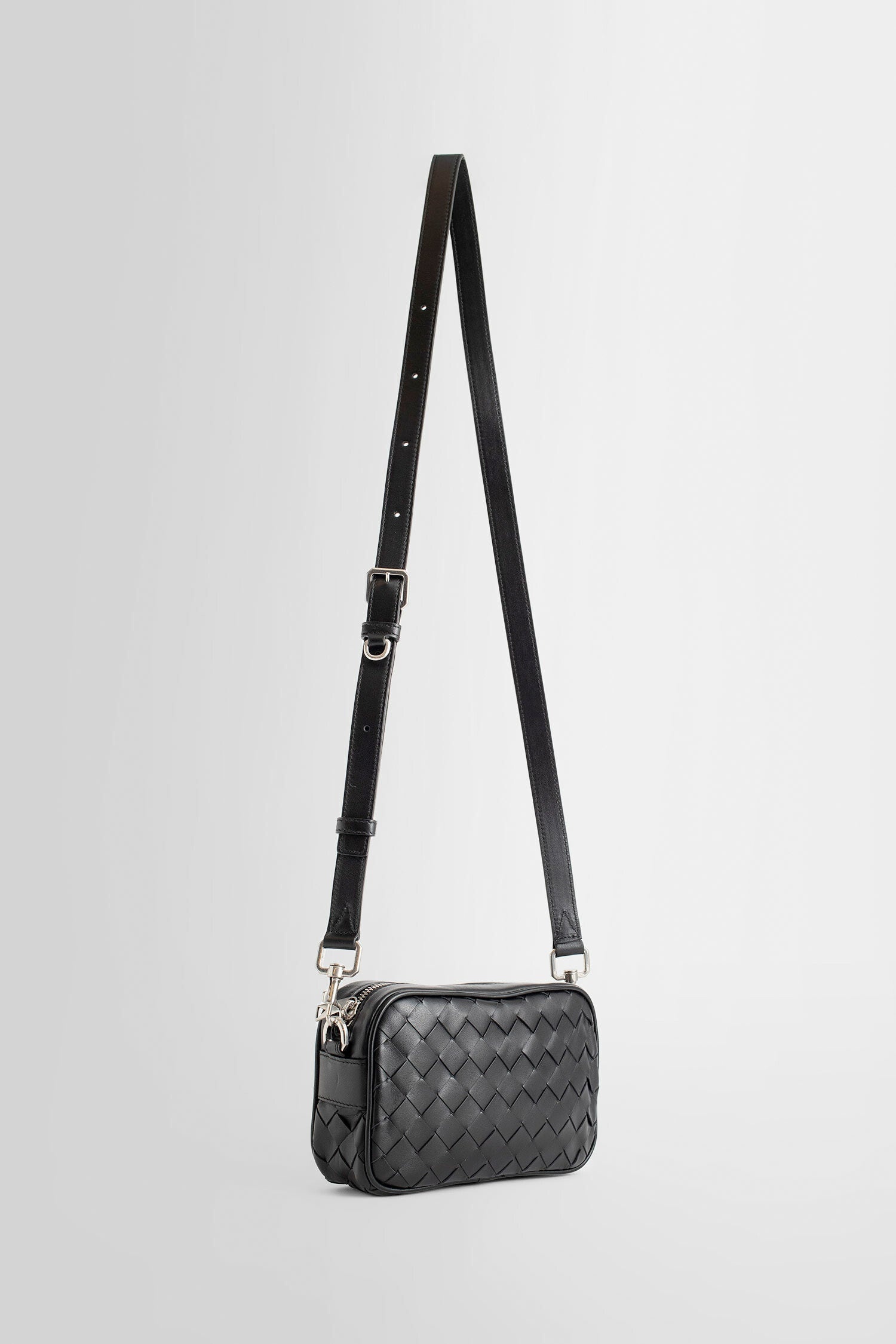 BOTTEGA VENETA MAN BLACK SHOULDER BAGS - 2