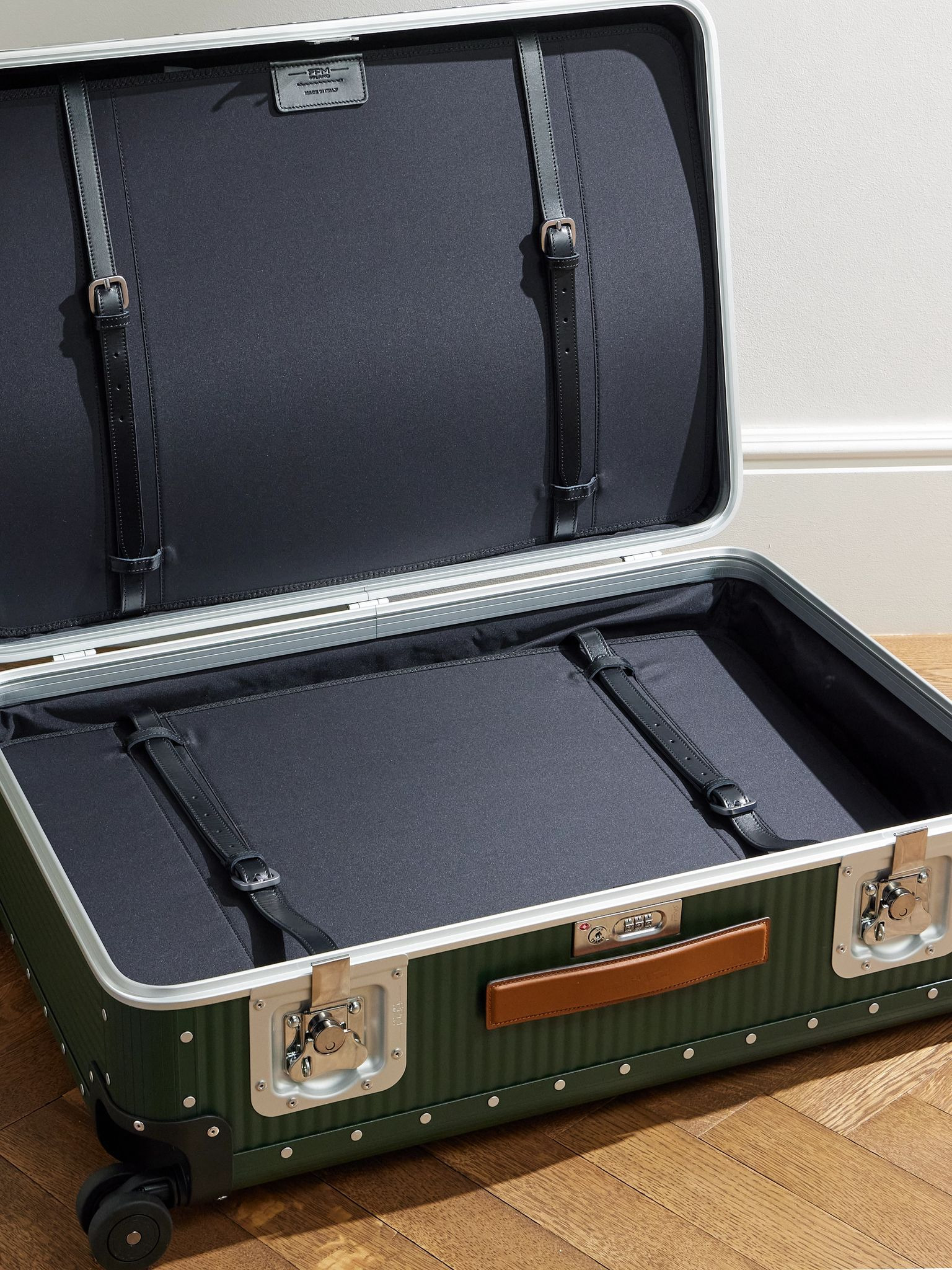 Bank Spinner 76cm Leather-Trimmed Polycarbonate Spinner Suitcase Green - 3
