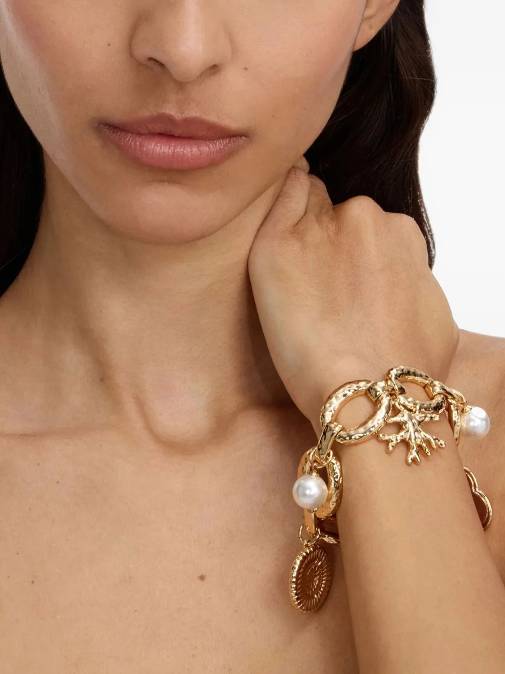 charm-embellished hammered-effect bracelet - 1