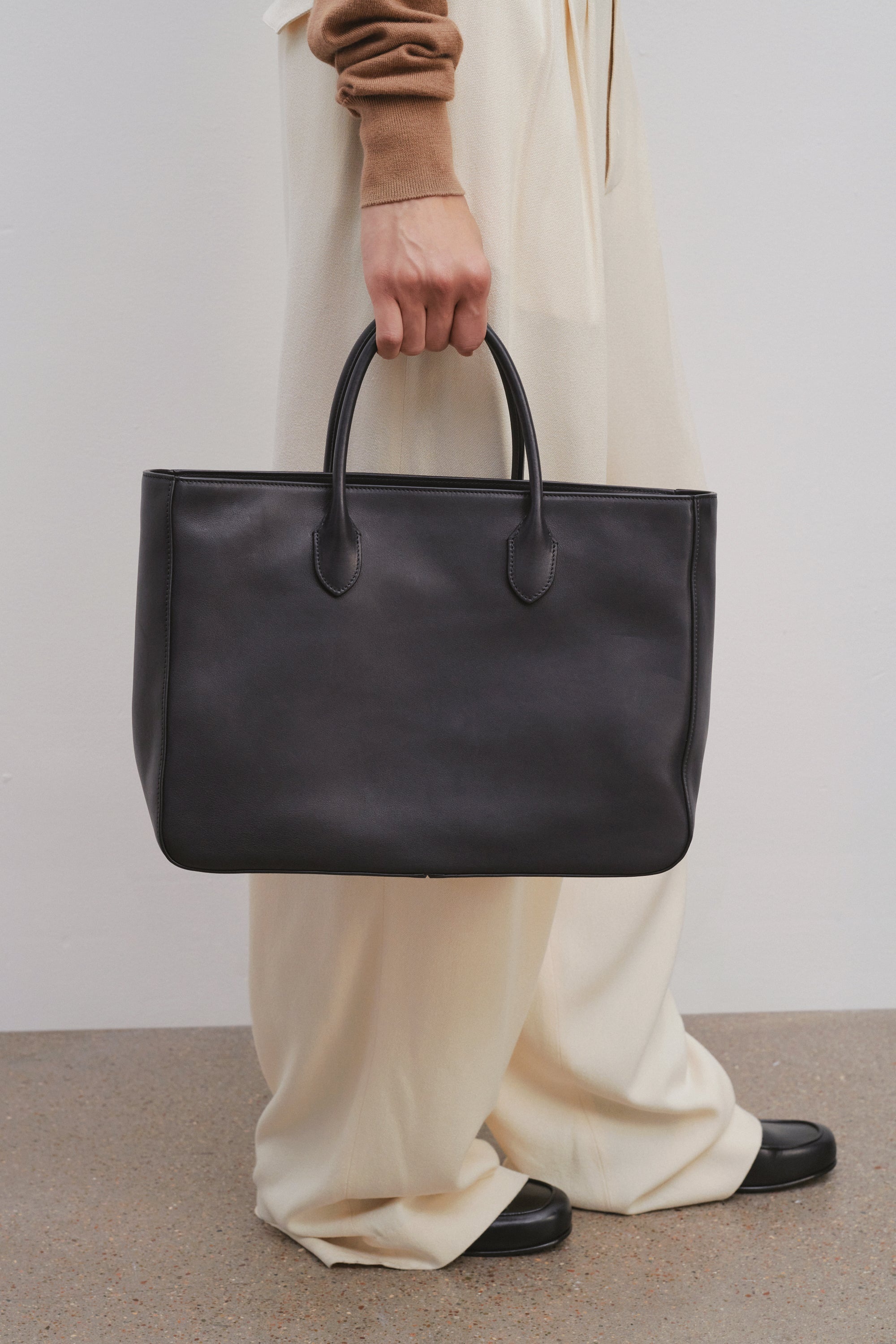 上質★THE ROW E/W leather duffel bag The Row Bowling E/W leather duffel bag The Row