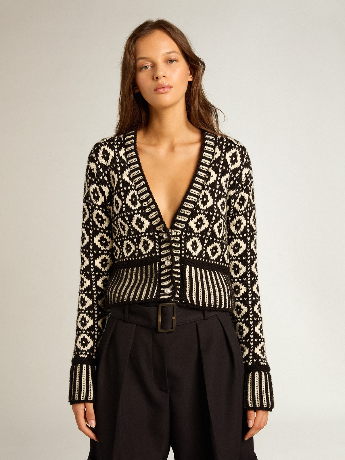 Cropped cardigan with geometric design in vintage white and black - 2