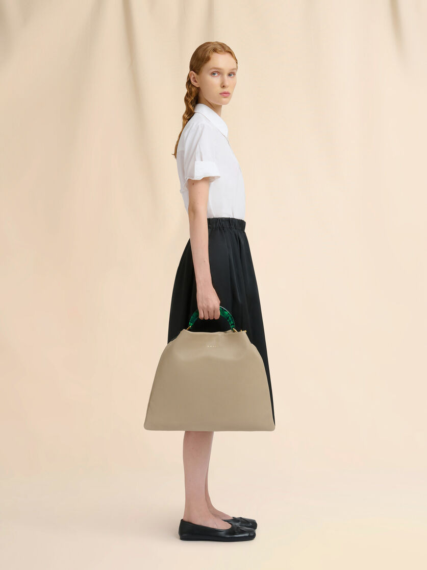 HOBO BAG IN BEIGE GRAINED CALFSKIN AND RESIN HANDLE - 2