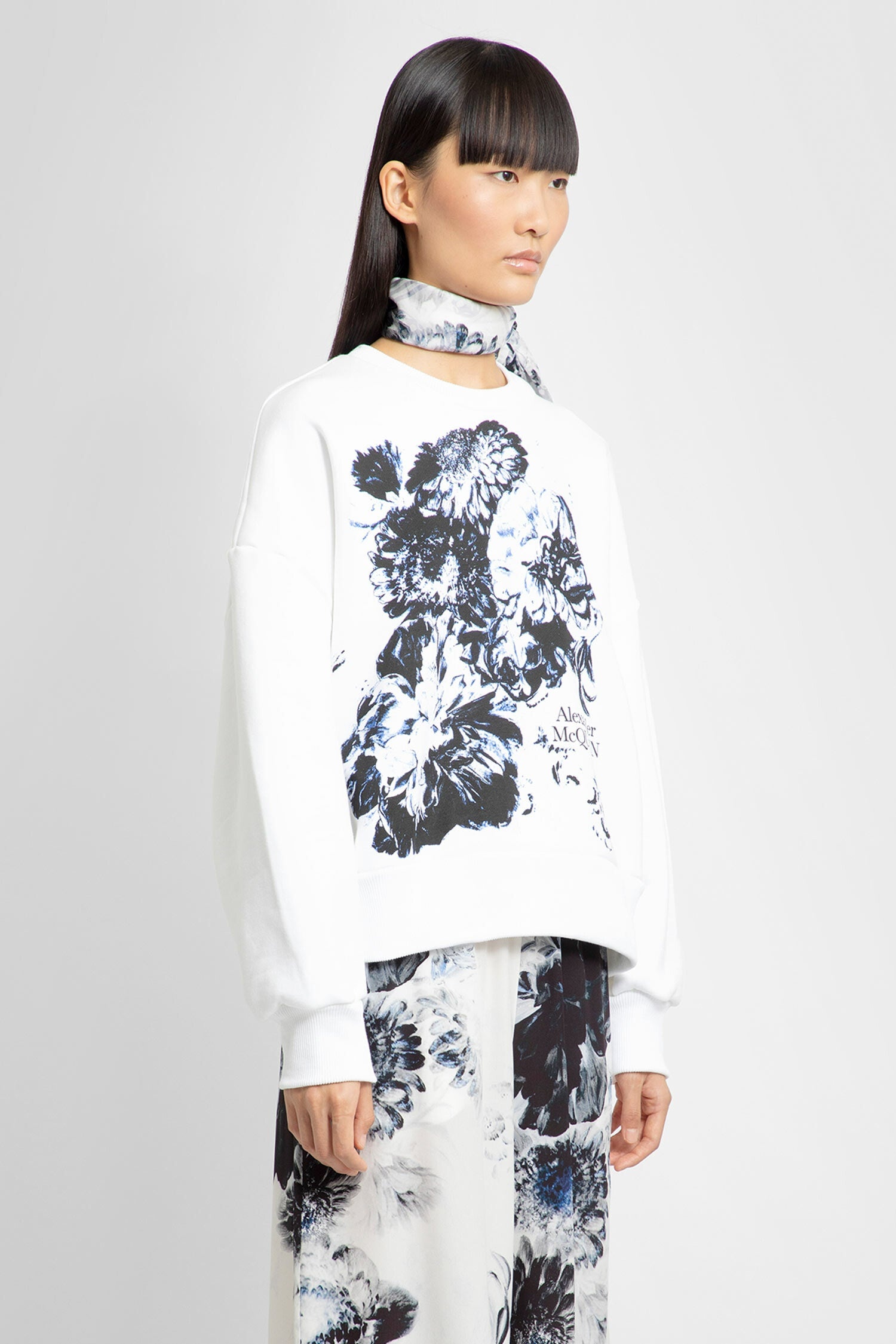 Flower-Graphic-Sweatshirt - 2