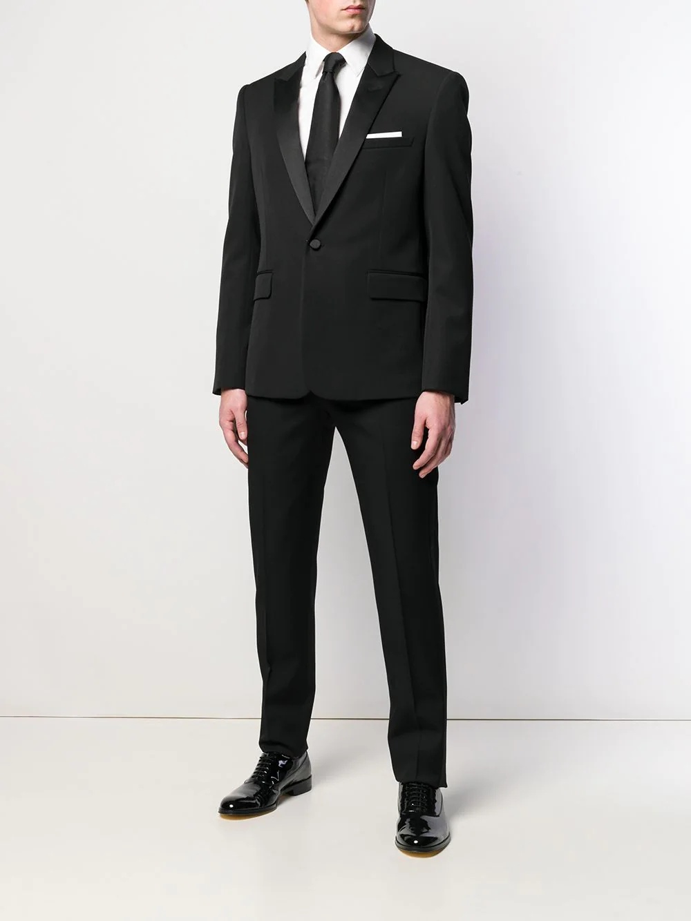 peak lapels tuxedo - 2