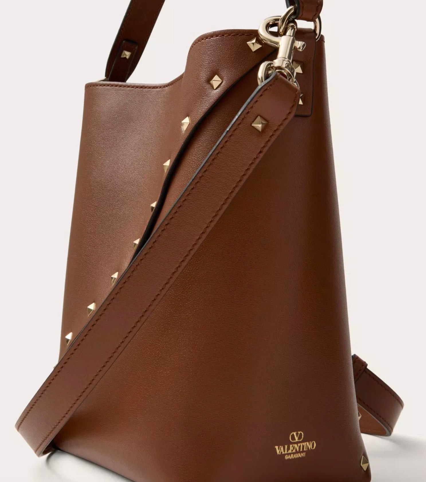 Valentino Garavani Valentino Garavani Rockstud Wispy Calfskin Bucket Bag - 4