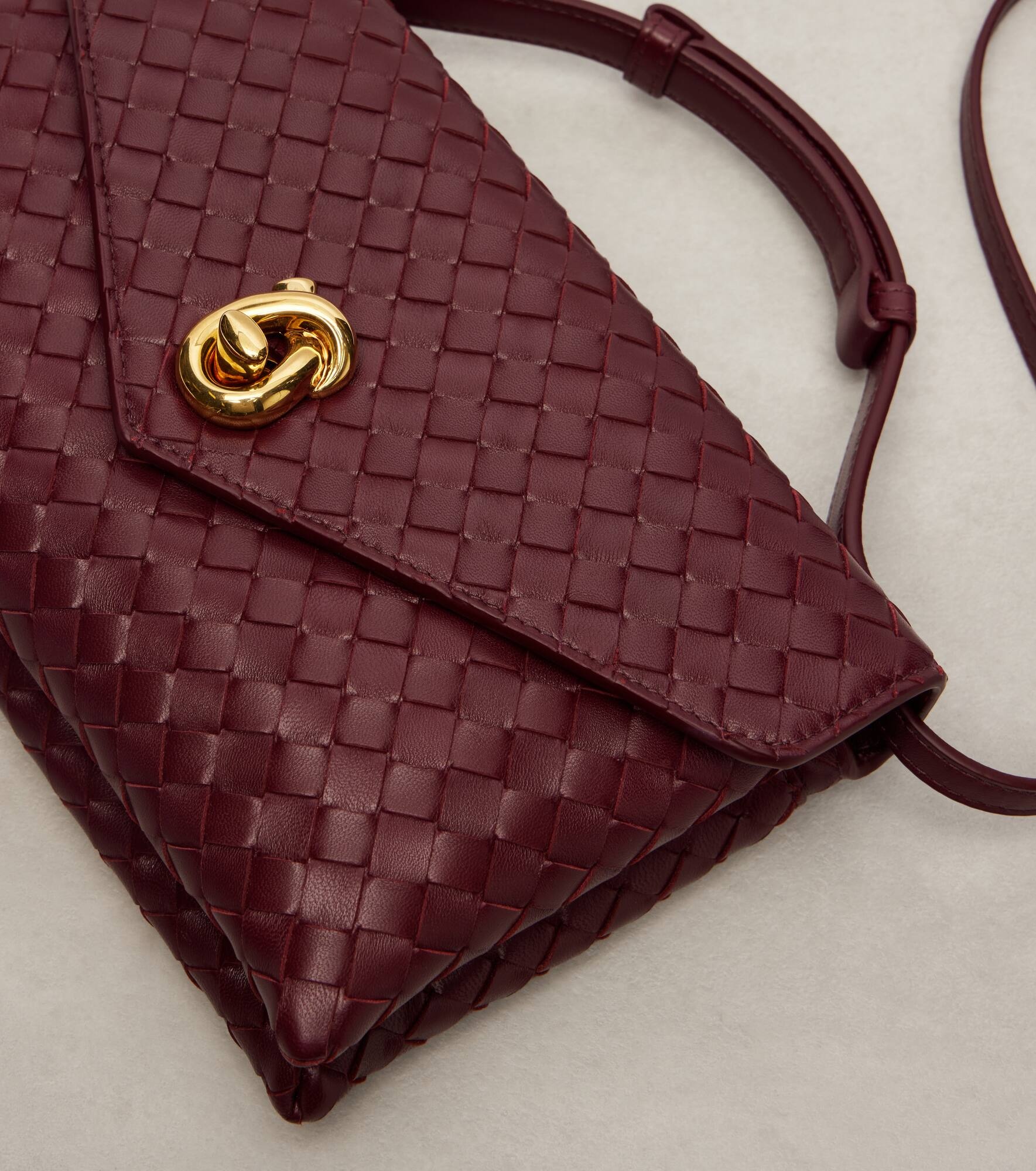 Knot Lock leather crossbody bag - 6