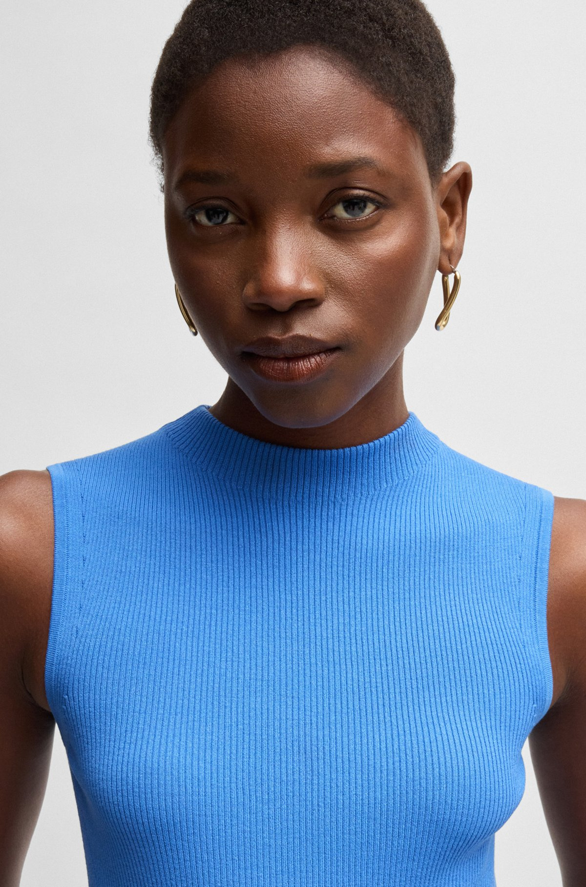 SLEEVELESS MOCK-NECK TOP IN RIBBED FABRIC - 5