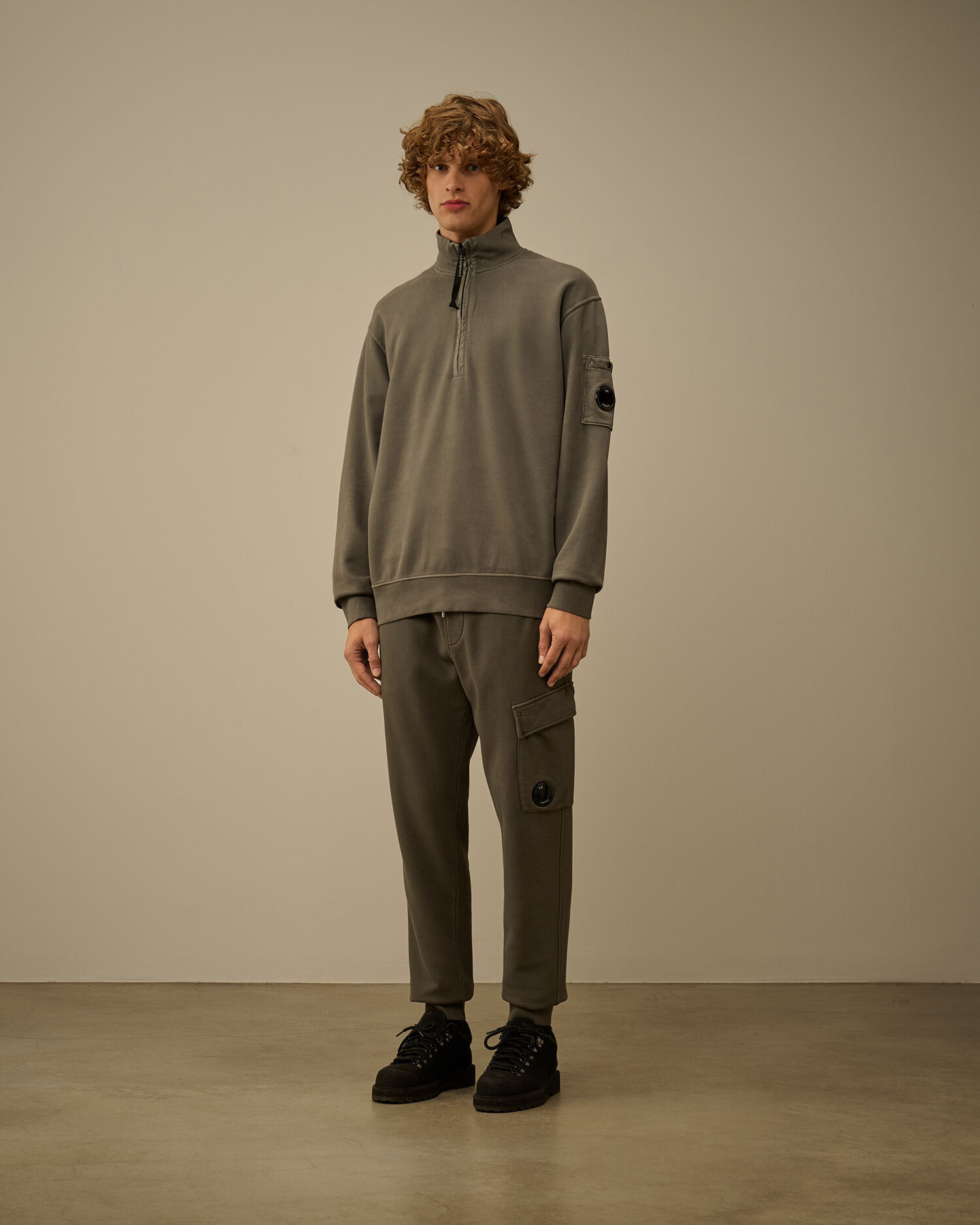 Brushed and Emerized Diagonal Fleece Cargo Lens Sweatpants - 2