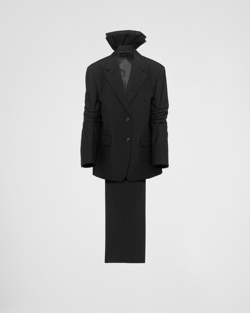 Single-breasted mohair 재킷과 활 1