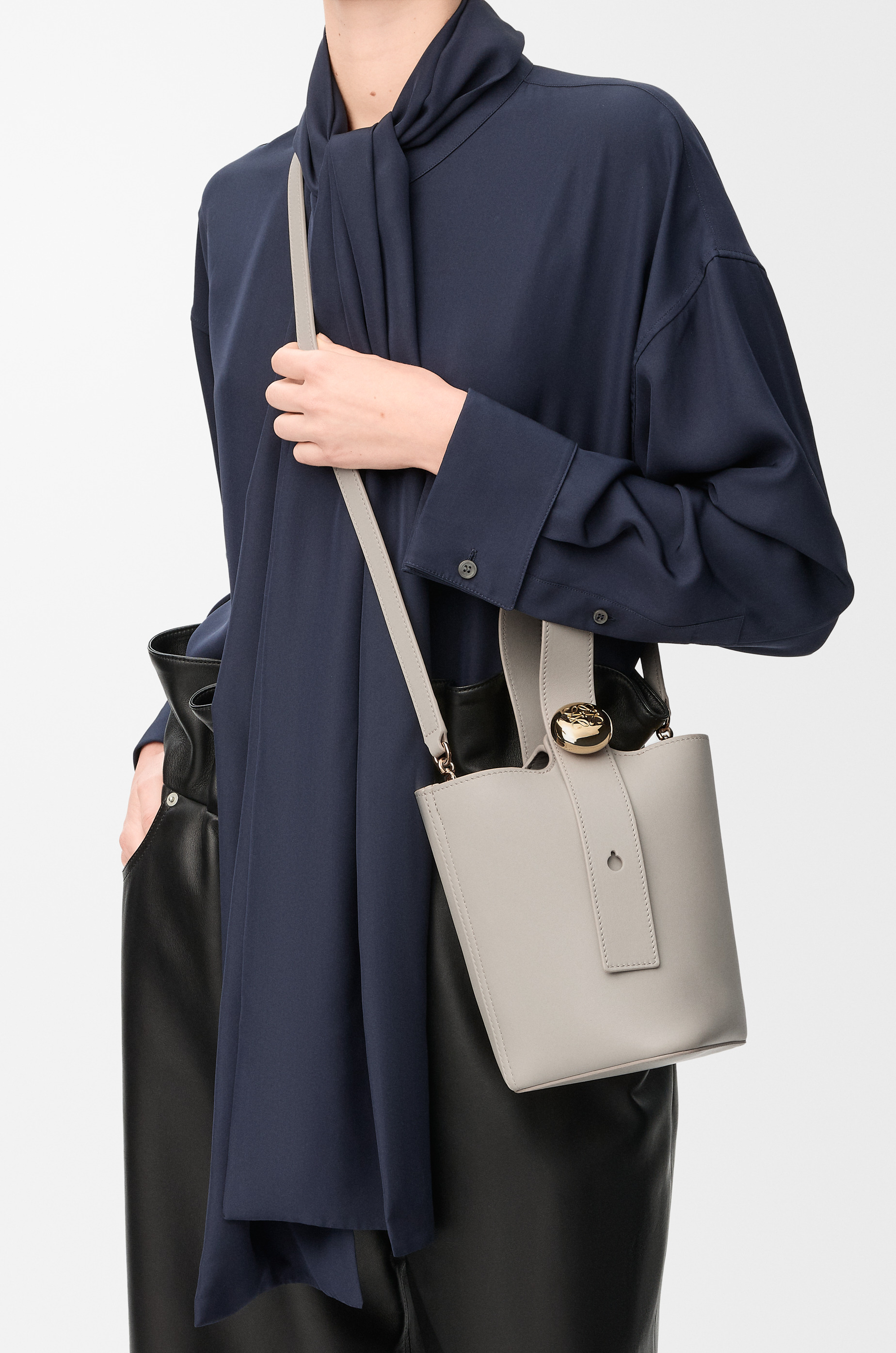 Mini Pebble bucket in smooth calfskin - 2