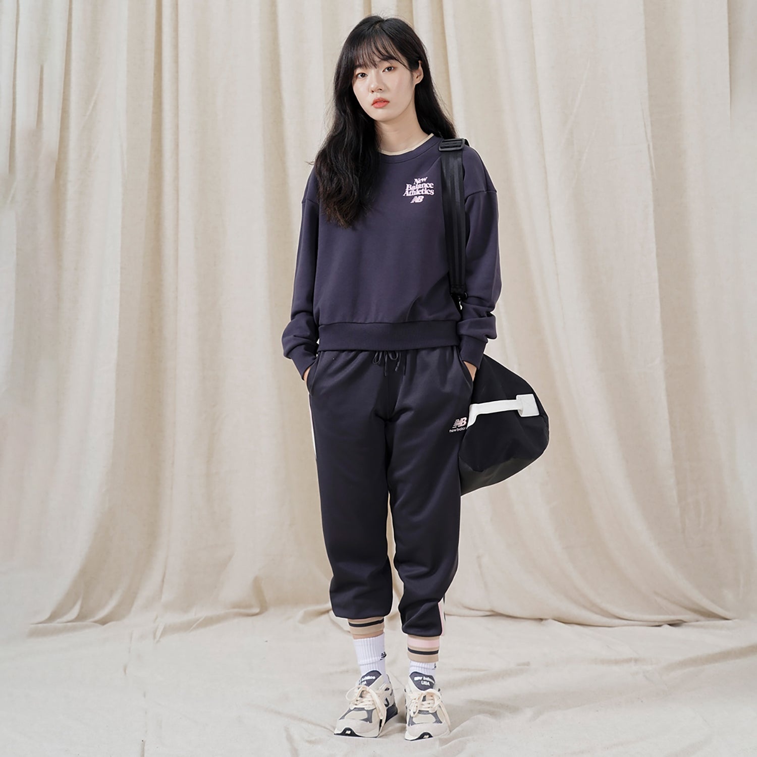 (WMNS) New Balance Athletics 70s Crewneck Sweatshirt 'Black Pink' AWT23552-PHM - 3