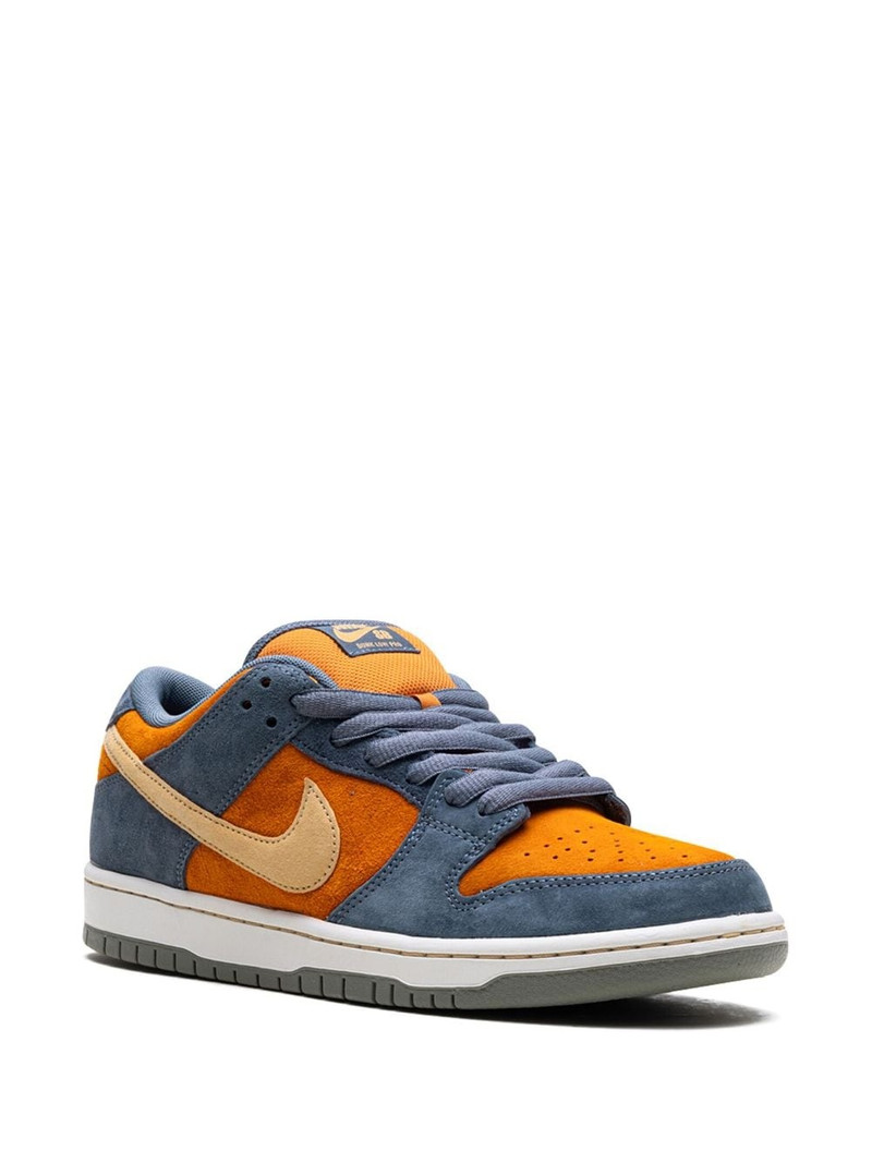 Nike SB Dunk Low "Light Carbon/Monarch" 스니커즈 outlook