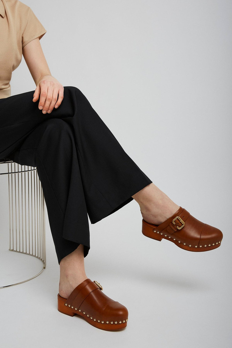 Chloé Jeannette brown leather clogs outlook