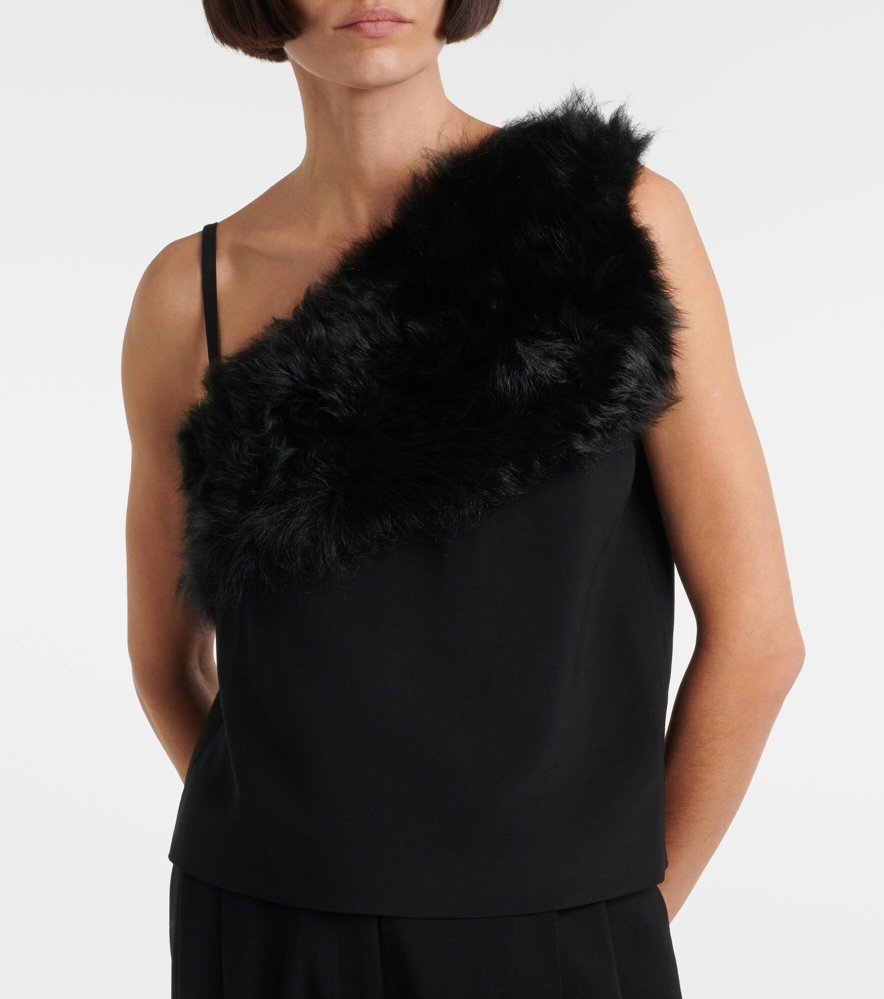 One-shoulder shearling-trimmed top - 4